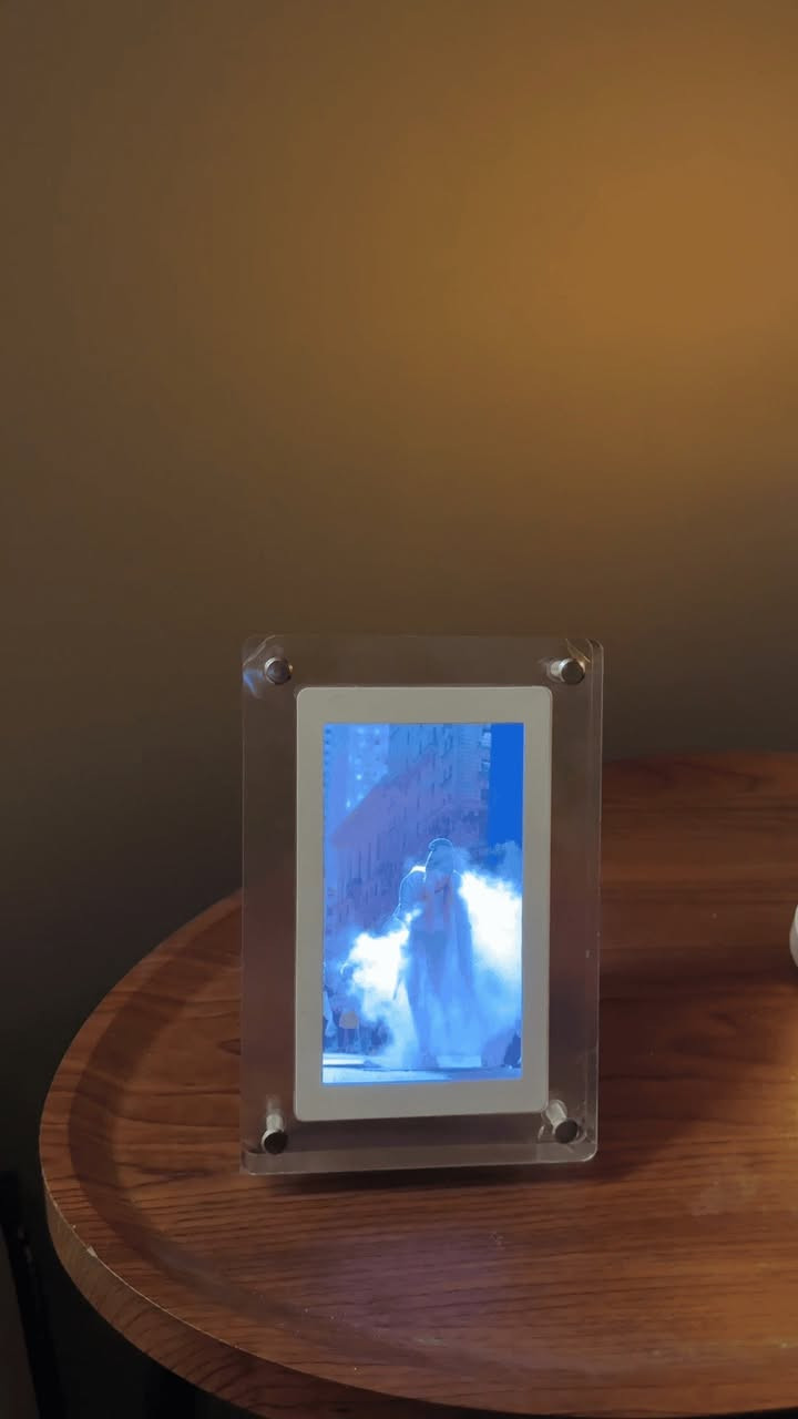 إطار ذكريات رقمي بشاشة عرض

الاستخدامات:

عرض الصور ومقاطع الفيديو بشكل أنيق في البيت أو المكتب.

هدية مثالية للأصدقاء والعائلة في المناسبات (أعياد ميلاد، زفاف، تخرج).

ديكور عصري للطاولة أو الرف مع إمكانية تشغيل الذكريات بشكل متواصل.

مناسب للاستخدام في الشركات أو المحلات لعرض محتوى ترويجي.

المميزات:

شاشة IPS عالية الدقة (5 إنش بدقة 854×480 أو 7 إنش بدقة 1024×600).

سطوع قوي (300 – 450 nits) يضمن وضوح الصورة حتى في الإضاءة العالية.

سماعات ستيريو عالية الجودة مدمجة (8Ω2W × 2).

يدعم جميع صيغ الفيديو (MP4MOVAVI) والصور (JPEGPNGBMP).

سعة تخزين 4GB داخلية مع إمكانية اختيار ذاكرة أكبر.

بطارية ليثيوم قابلة للشحن (1200mAh أو 1500mAh) مع تشغيل مستقل أو عبر الكهرباء.

منفذ USB-C لنقل البيانات والشحن السريع.

تصميم أكريلك شفاف أنيق يعرض الصور والفيديو بوضوح كامل بدون حدود سوداء.

تشغيل تلقائي للصور والفيديو حسب الترتيب المرقّم (01، 02، 03...).

محتويات الصندوق:

إطار ذكريات رقمي (5 أو 7 إنش حسب الموديل).

كابل USB-C.

محول شحن (5V2A).

قطعة قماش للتنظيف.

قاعدة خلفية للتثبيت.

كتيّب التعليمات.

ملاحظات:

زمن الشحن الكامل: حوالي ساعة واحدة.

معدل الفيديو: أقل من 30 إطار بالثانية.

معدل نقل البيانات: أقل من 8000Kbps.

دقة التشغيل القصوى:

- الوضع الأفقي: 1920×1080 (يُعرض بدقة الشاشة الفعلية).
- الوضع العمودي: 480×854 (5 إنش)  600×1024 (7 إنش).

يجب تسمية الملفات بالأرقام لتحديد ترتيب التشغيل (01، 02، 03...).

للحجز والاستفسار مراسلة الصفحه 🫥


**إذا كنت صاحب هذا الإعلان وتريد حذفه لأي سبب، رجاءا أرسل رسالة إلى الدعم الفني**