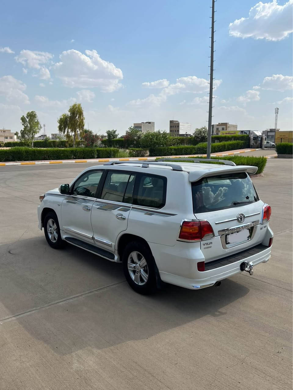 للبيع لاندكروز 
GXR V6 2009 
محدثه 2014
رقم اربيل الجديد بأسمي سنويه تنتهي 2028 
المواصفات فول
فتحة سقف بصمه كشنات جلد
تبريد ٣ قطع  فورويل ثلاجه تحكم ستيرن شاشه حديثه + كاميرا خلفيه و كاميرا اماميه
السياره حادثها جاملغ خلفي وجنطه وبيها طخه بالجاملغ الامامي اعتبرها صبغ عام وبدون شاصي وبدون ايرباك 
السعر 250 ورقه
***********
مكان السياره اربيل 
ورقمها اربيل بأسمي أربيل, العراق
