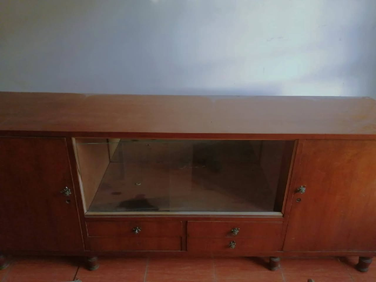 للبيع بالغزاليه
بوفيه ٢متر ونص خشب صاج الثقيل ب٧٠ بيهه مجال مستعجلين على بيعته ***********
