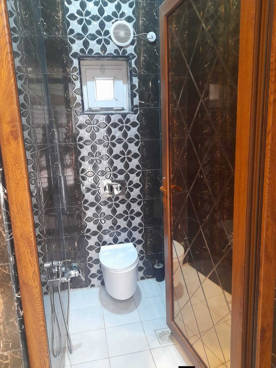 اللهم صلِ على محمد وال محمد
دار للبيع المساحة 340 متر طابو زراعي سند 25 تحويل مباشر مكانه جزائر خلف بانزين خانه مرجان شارع التانكي يبعد عن شارع العام 250 متر البناء حديث سنه البناء 2022
 (( الدار يباع مع الأثاث ))الاستفسار الاتصال علي الرقم ***********
