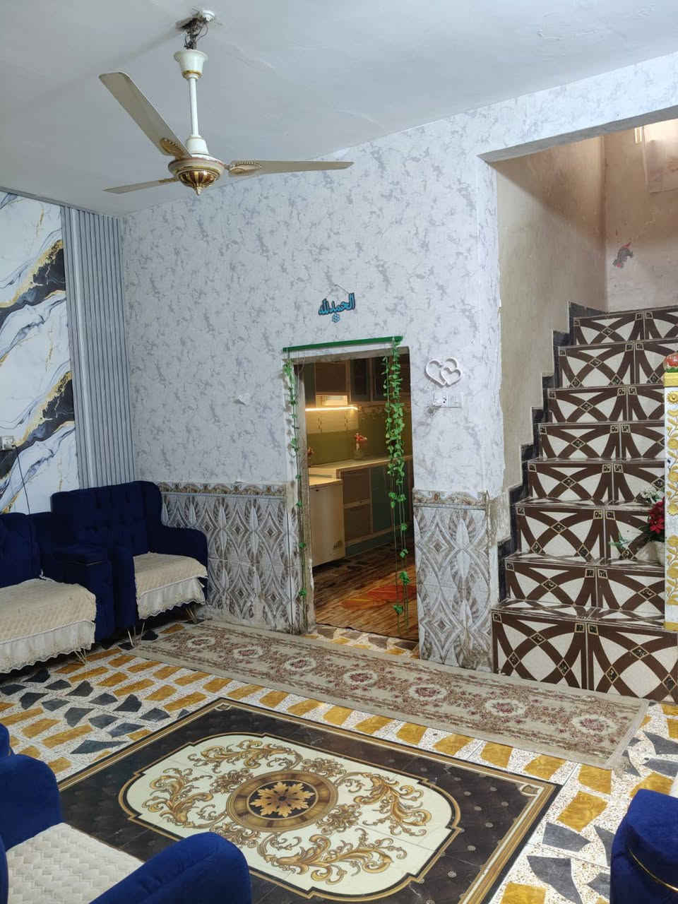 سلام عليكم بيت بحي الفداء  يم مدرسه صينية خلفي طابقين طابق الأول يتكون غرفه وديوانه وصله ومطبخ وصحيات طابق ٢غرفه وصالة سعر  75وبي مجال ستفسار   ***********
