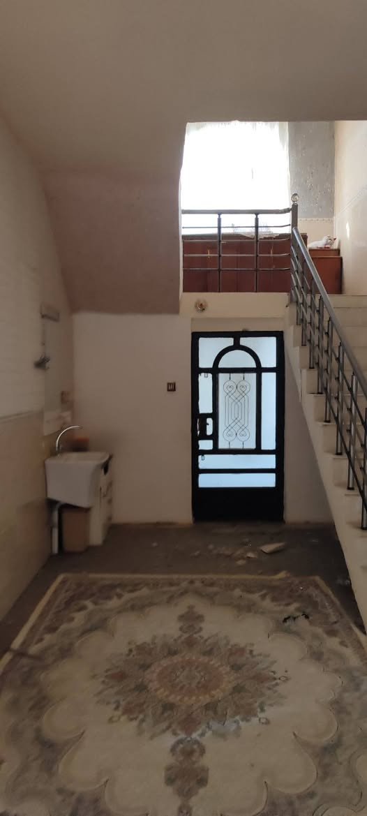 بيت طابقين 200م للبيع فقط مكاتبة في أبي غرق حي البتول بالقرب من حسينية ام البنين يبعد عن شارع حلة،كربلاء حوالي 50م موقع مميز..البناء نظيف جداً كهرباء وماء بصورة رسمية..فيه معاملة تطويب عند الدولة مستقبلاً..يتكون من:-
غرفتين نوم،مطبخ حار وبارد،صالة، استقبال،صحيات داخلية وخارجية.. للاستفسار الاتصال على الارقام التاليه:-
***********
***********..واتس ٱب
