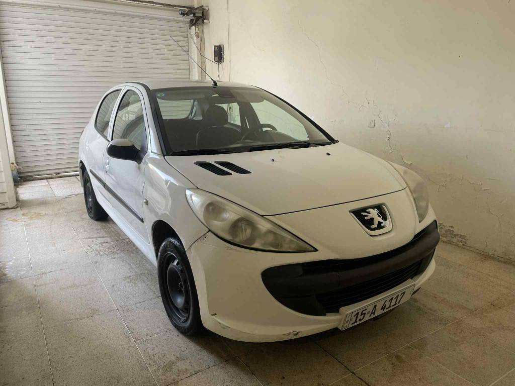 بیجۆ ٢٠٦ پلەس مۆدیل ٢٠١١ یەک بەلە بۆیاخی هەیە بی ناوگرتن سەنەوی تازەیە تا ٢٠٢٩ تەبرید سارد و گەرم بەشەرت گیر و مەکینەی بەشەرت چوار تایەی تازەی بۆ بەستراوە هەموو گیانی بەشەرت تەحویل غرامە براوە بەشەرت مالی فەقیرە نرخی ٤٦ گەلا و معامەلە 
*********** السليمانية, العراق
