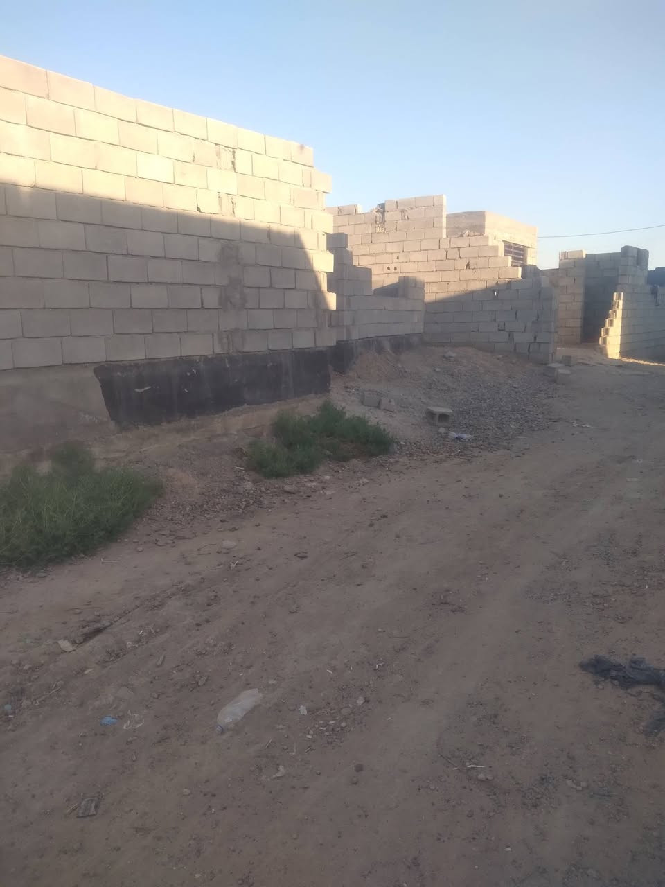 بيت البيع هيكل مبني عل نص واصل كهرباء ومي يتكون من غرفتين وصالة ومطبخ وحمام وستقبال الي يريد يتصل على هاذا رقم ***********
