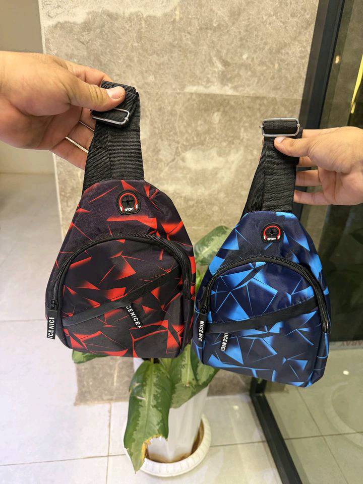 .حقيبة كتف كروس (Sling Bag) عصرية بتصميم شبابي أنيق، مثالية للاستخدام اليومي، السفر، الجامعة أو المشاوير. تتميز بحجم عملي يوفر مساحة كافية 

المميزات:

. تصميم عصري بلون أسود مع نقشة حمراء وزرقاء مميزة.

. خامة متينة ومقاومة للاستخدام اليومي.

. جيب رئيسي واسع مع جيب أمامي بسحاب لتنظيم الأغراض.

. حزام كتف قابل للتعديل ليناسب الجميع.

. خفيفة الوزن ومريحة بالحمل طوال اليوم.

. مناسبة لحمل الهاتف، المحفظة، المفاتيح، الشاحن، وسماعات الأذن.

. سحابات قوية وسهلة الفتح والإغلاق.

. مناسبة للشباب والرجال للاستخدام اليومي والسفر والتنقل