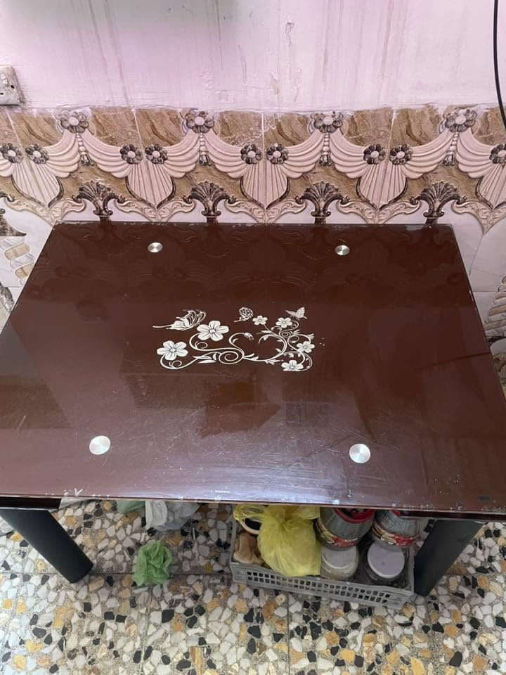 ميز يتكبر وميز ثاني منضدي ثنينهن ب١٠٠ رقمي ***********
