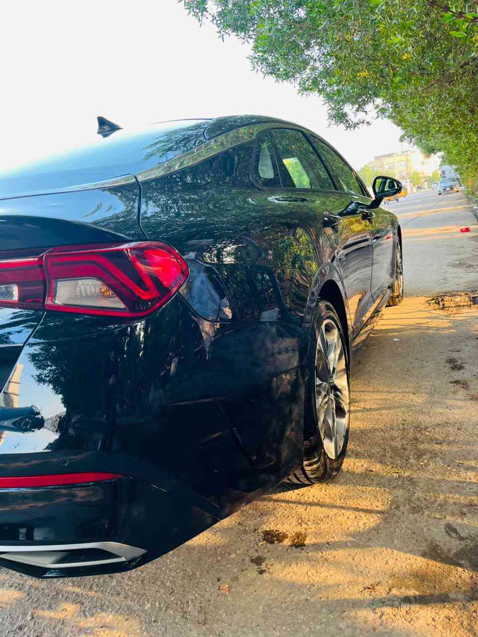 السلام عليكم
للبيع فقط كي فايف 2024 EX فول 1/1 اسود

محرك 1.6 لتر تيربو بقوة حوالي 180 حصان، وناقل حركة أوتوماتيكي 8 سرعات، مع ميزات فاخرة مثل فتحة سقف بانوراما، شاشة لمس كبيرة، مقاعد جلدية مدفأة ومبردة، وأنظمة مساعدة للسائق مثل الرادار وتنبيه الخروج عن المسار، وشاحن لاسلكي 

السعر 207$ وبيها مجال

ماشيه 17 الف جاهزه من كلشي متصرف دينار 

صبغ بنيد فقط بدوان دواخل صور الضرر مرفقه ايرباك دركه فقط 
وراجع سستم

رقم اربيل الجديد تحويل وكاله حسب رغبه المشتري

مكاني بغداد الدورة *********** متوفر واتساب
