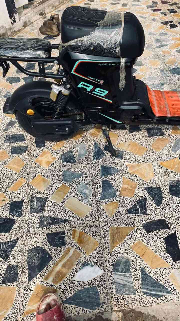 السلام عليكم دراجة شحن ار9 البيع دراجة جديده ما مستخدمه هواي بطاريات البلاديات جدد كهربايات كلها شغالة تمشيك 60كيلو 
كامله مكمله كلشي ما ناقصه سعر550وبيه مجال مستعجل على بيعامكاني ديالى بلدروز رقم***********
