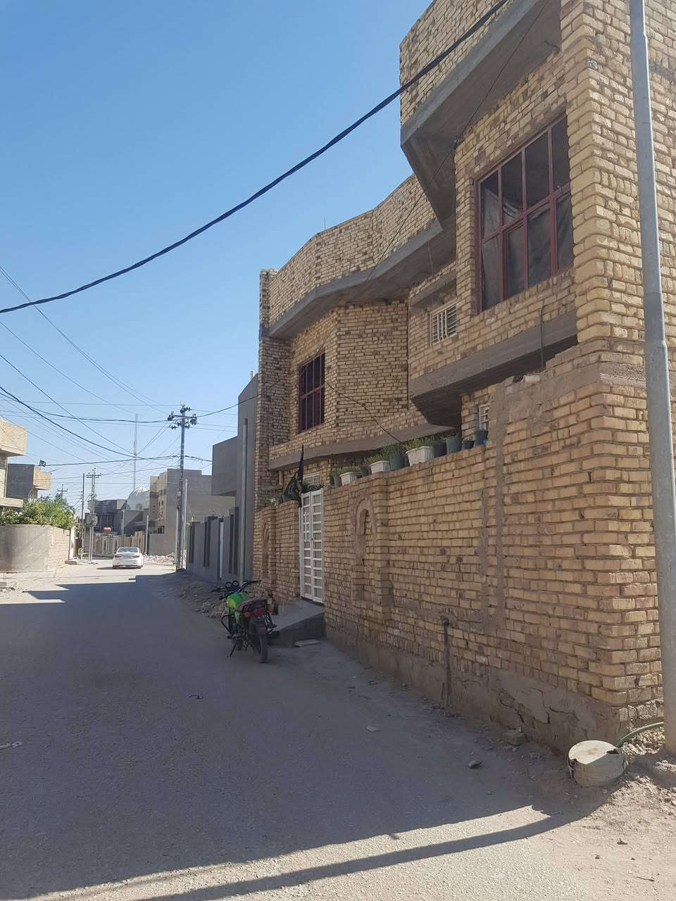 السلام عليكم
دار طابو زراعي سند 25
 نوع البناء 🏠طابوق صب كونكريت طابقين 
العنوان بابل المدحتيه شارع ملعب بيت نصيف 
ركن على شارعين 
خدماته كامله من ماء كهرباء مجاري تبليط 
عرض الشارع الرئيسي 9 متر 
المساحه 140متر 🏡
تفاصيل البيت 
عدد الغرف ٣
ستقبال
صاله 
مطبخ
السعر// 170 بي مجال
سنة البناء حديث 
للستفسار الإتصال على هذآ الرقم ***********
أو مراسلت الصفحه
