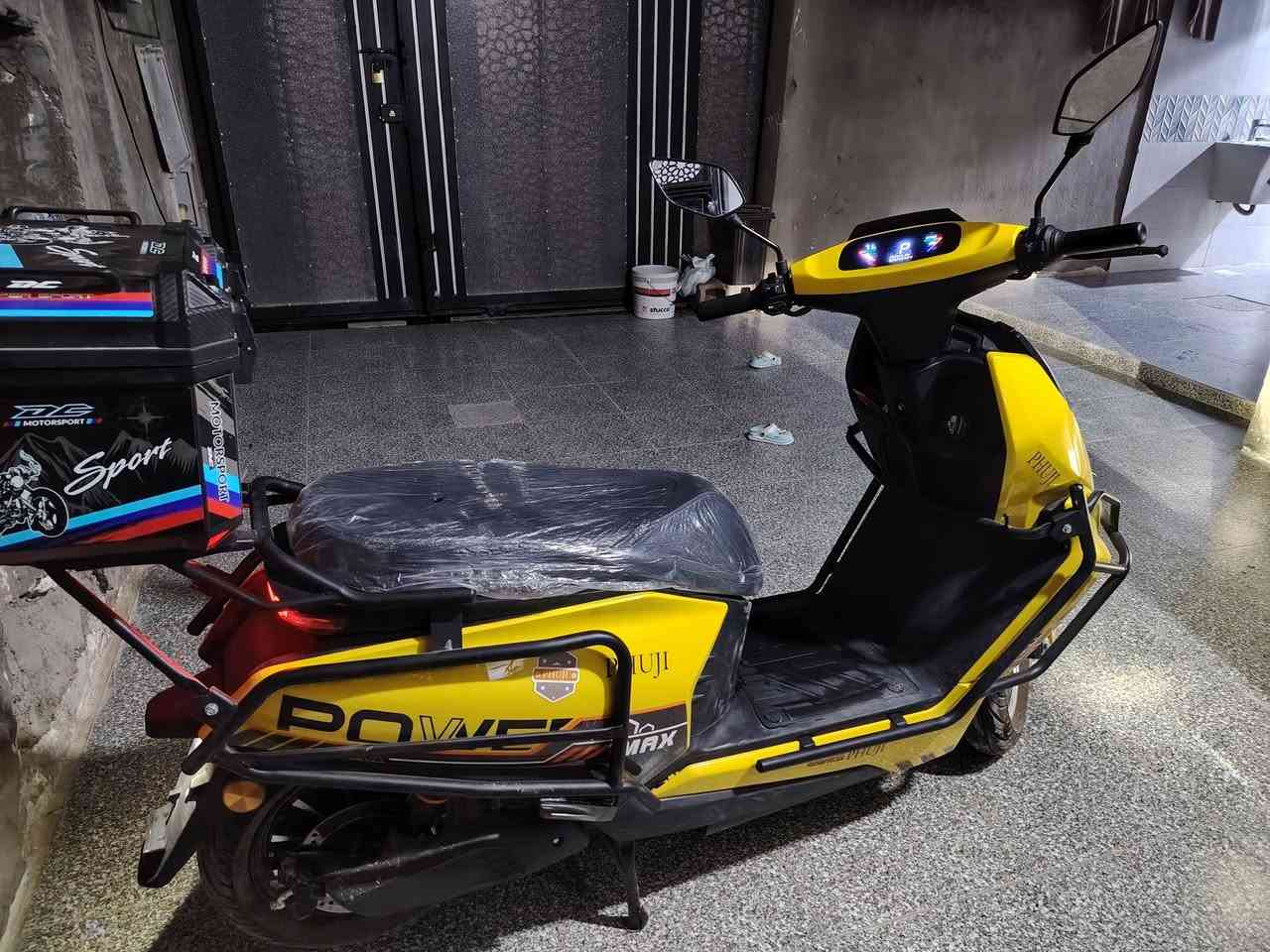 مطور شحن للبيع
تفاصيل
المحرك: قوة تصل إلى 2500 واط.
البطارية: نظام 72 فولت، عادة ما تكون 6 بطاريات، وتوفر مدى سير يصل إلى حوالي 60 كيلومتر في الشحنة الواحدة.
السرعة: سرعة قصوى تصل إلى 99 كم/ساعة للموديلات القوية.
الميزات: شاشة ديجيتال، نظام بصمة، جهاز إنذار ضد السرقة، ونظام رجوع للخلف.

سعر بلخاص


**إذا كنت صاحب هذا الإعلان وتريد حذفه لأي سبب، رجاءا أرسل رسالة إلى الدعم الفني**