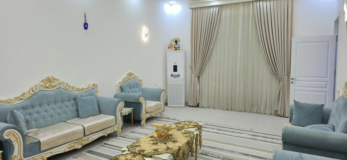 السلام عليكم بيت مساحة ٤٤٠ م باب بغداد قرب فندق البارون شارع السيدة زينب الطابق الارضي يتكون من حديقة استقبال صالة غرفين صحيات عدد ثنين مطبخ حار وبارد اضافة الى مخزن 
الطابق الثاني غرفتين بنضام سويت و صالة وغرفتين قيد الانشاء مجموعة صحيات (علما البيت بناء حديث بنا في سنة ٢٠٢٥ )
للاستفسار اتصال على هذا الرقم***********
