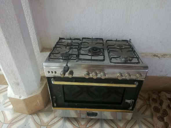 طباخ للبيع نضيف بي بس الجامة مكسورة والسعر خاص للستفسار الاتصال ***********
