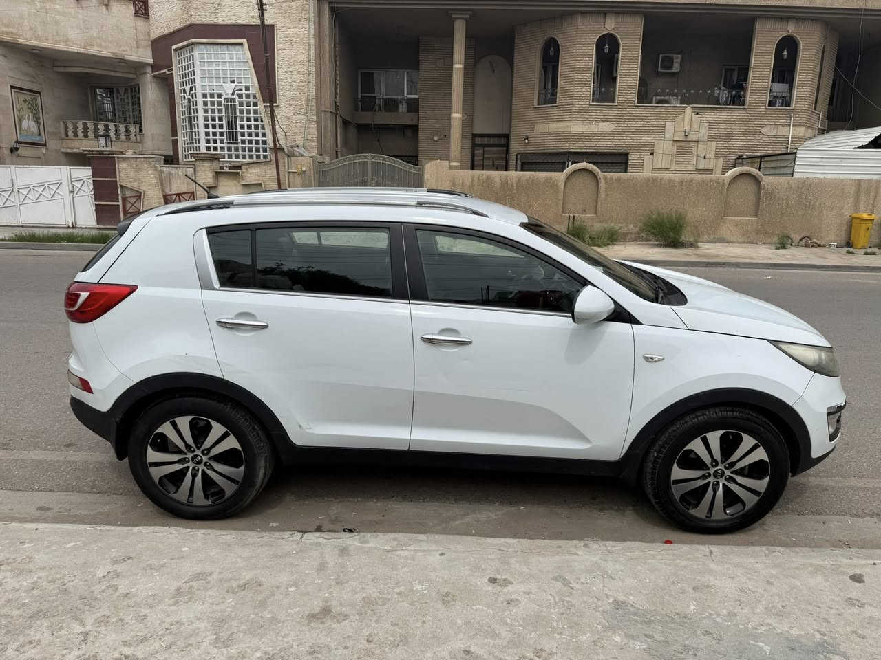 سلام عليكم
سيارة سبورتج موديل 2014 خليجية ماشية 150 
السيارة بسمي مشروع وطني يعني تحول ثاني يوم
كير 
محرك 
مكفولات كفالة عامة ممفتوح بيهم برغي عدى مبدل دهن وفلتر الكير يم الشركة الهندسية والشركة معروفة وبيها ضمان 
تخم تاير جديد 
صدر جديد 
تبريد خير من الله ثلج 
السيارة بيها بنيد مصبوغ وباب السايق مبدل والجاملغ الخلف السايق وهاي بالجديد السيارة بيها طخة بالباب الخلف السايق وكلها موضحة بالصور السيارة بيها سونار والسونار موجود بالصور يعني من تجي تكلب السيارة انت مجيك كلشي 
السيارة مكانها بغداد الحرية 
سعرها 125 وبيها مجال بسيط 
***********
