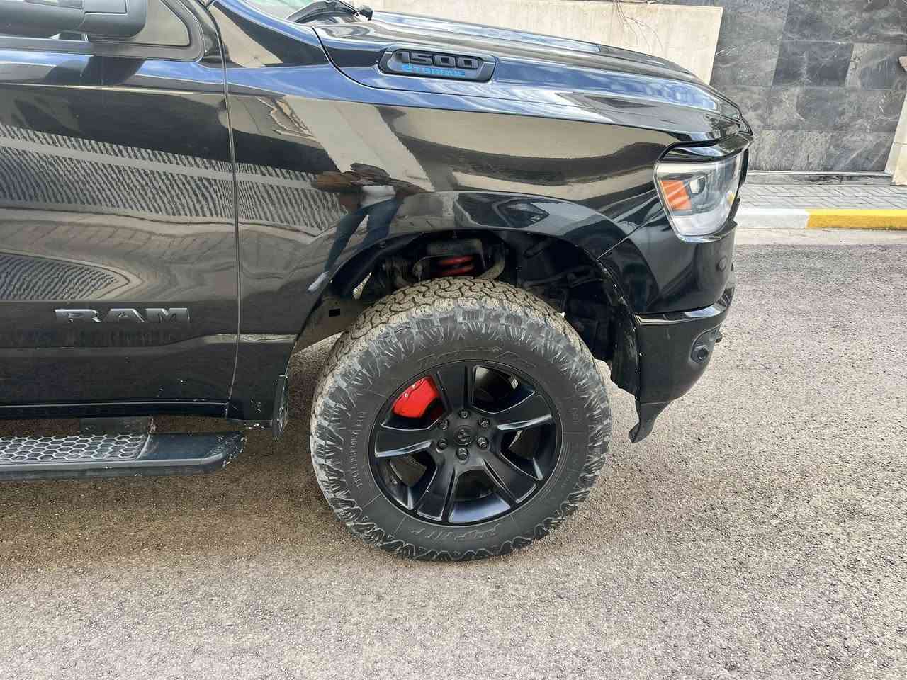 السلام عليكم 
رام ٢٠٢١ للبيع او مراوس ماشيه ٧٥ الف ٦ سلندر اي تورك
ضربتها بالجاملغ الخلفي بالبدي مصبوغ بدون ايرباك بدون شاصي السياره بك هورن كشنات جلد حساسات امامي خلفي كامرة خلفيه اوتو ستوب اوتو ستارت 
السيارة عليها هواي اضافات مرفعه ٣ انج دبلات وسستم كامل مو بس ترفيعه هوكات امامية سبوبلر خلفي كفر بدي وبعد هواي اضافات 
رقم بغداد بااسمي مكاني بالدوره
السعر ٣٢ الف دولار
***********
