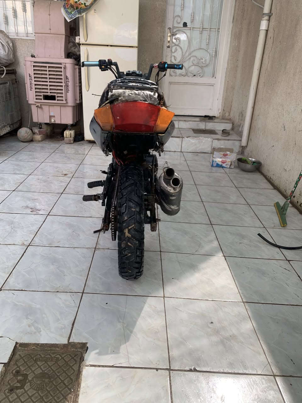 السلام عليكم دراجه ديوان بطح محرك خمسه كير دراجه شغاله بيه نواقص قليله كهرباء شغاله بس اليشاير طافيات اوراق ضايعه الداجه مكفوله من السرقه وسوي مكاتبه بيه دارجه حلوه ونضيفه  *********** متواجد وتساب السعر 250 مكاني الحله سنجار عنانه
