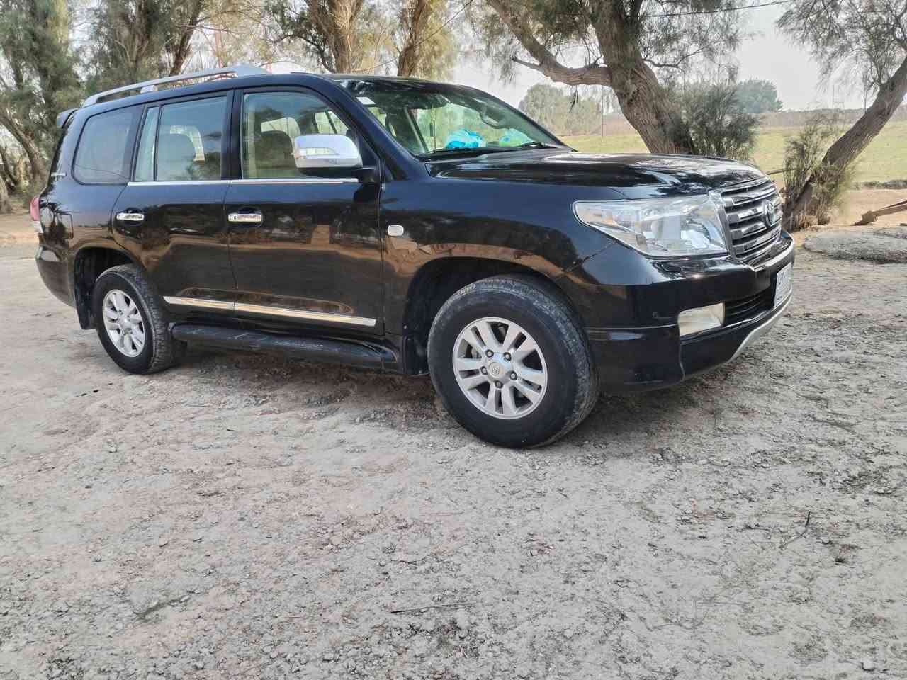 سلام عليكم لاندكروزر للبيع 2011 ستينيه سياره مقفوله كفاله عامه السعر 310 وبيها مجال رقم الهاتف ***********
