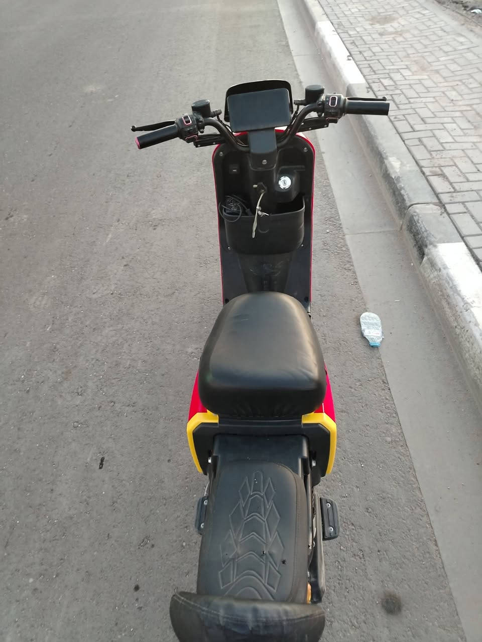 دراجه للبيع ار 7 دراجه جديده كهربائياتها كلها شغاله دراجه مقفوله اللون احمر بطاريات  بطاريات 32 امبير تشتغل عن بعد السعر 350 وبيها مجال شراي يخابر *********** العنوان البصره الزبير لمحكمه الجديده
