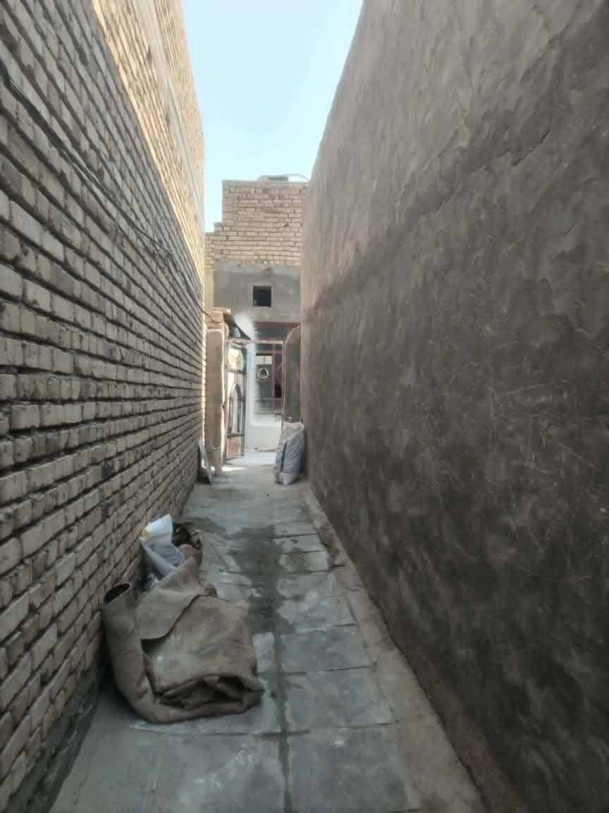 السلام عليكم
بيت خلفي لبيع
مساحه دربونه متر ونص
مساحه بيت 100 متر خلفي
غرفه و ديوانيه و استقبال و مطبخ وصحيات
عنوانه ناصريه مركز حي فداء شارع مدارس
الاستفسارات رقم *********** 
 بسم ابو حسام 
سعره 55
مقاطعه 21
999
