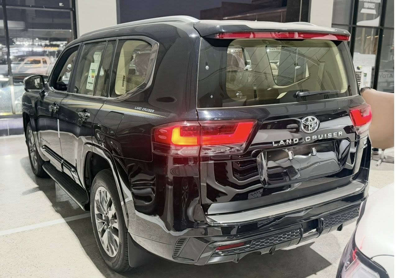 السلام عليكم       
( السياره مغلفه PPF )   وملاحظة الصور من اخذته من المعرض 
البيع لاندكروز   VXLlMlTED موديلها ٢٠٢٤ 
بريم اصلي بدون برده. انتبها على هاي الملاحظة بريم بدون برده
مكينه تنفس طبيعي محرك 4000
فدراليات اليت ٣ عدسات لد امامي وخلفي 
رادار امامي وخلفي وتحديد مسار ونقط عمياه ومانع تصادم
وكشنات كلهن كهرباء  ٥ كامرات وكت لحايه اصلي 
ماشيه اقل ٢٠٠٠ يعني الفين 
مكاني بغداد زيونه 
وتواصل ع رقم

***********
