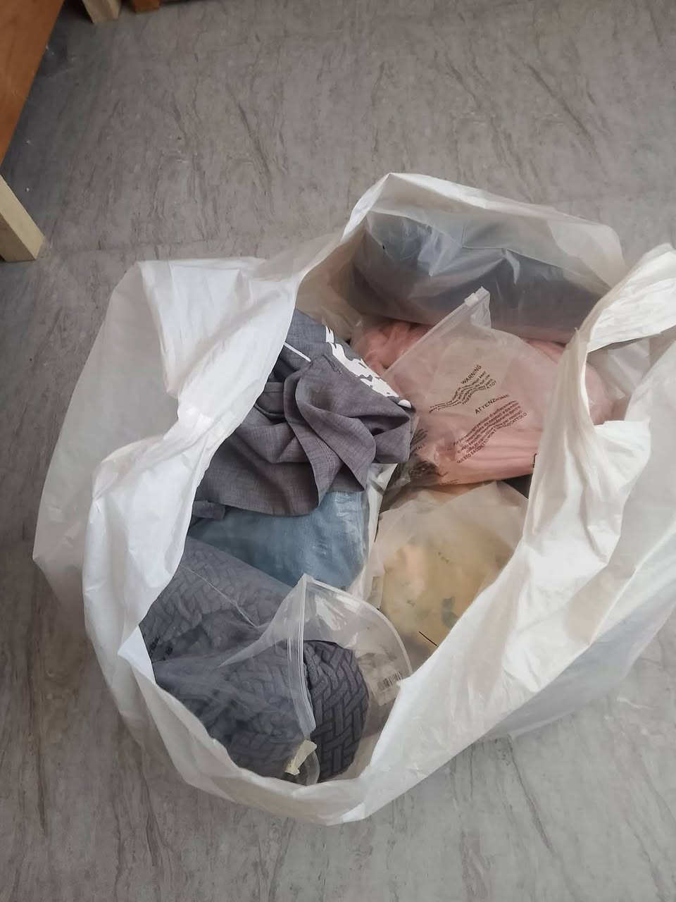 السلام عليكم للبيع ملابس امزون يجي بيها ملابس نسائيه ورجاليه ويجي بيها تلبيسات مال كشنات ومال كراسي اكثر من 40 قطعه سعر 20ألف فقط عنواني سكندريه بدور مقابل المدرسه الهيكل ‏‪0788 438 5273‬‏
