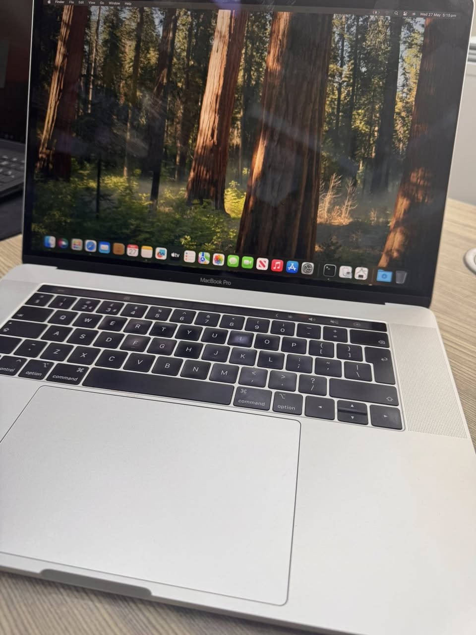للبيع: MacBook Pro 15-inch (2019) – أداء خارق للمحترفين
هل تبحث عن جهاز يجمع بين القوة في التصميم وسرعة الأداء في المونتاج والبرمجة؟ أعرض لكم جهاز MacBook Pro 15-inch بحالة ممتازة ومواصفات احترافية.
المواصفات الأساسية:
 المعالج: Intel Core i9 ثماني النواة (8-Core) بتردد 2.3 GHz – قوة حقيقية للمهام الثقيلة.
 الذاكرة العشوائية (RAM): 16GB DDR4 بسرعة 2400 MHz.
 كرت الشاشة: يحتوي الجهاز على كرت شاشة منفصل بسعة 4GB (AMD Radeon Pro) لتقديم أداء رسومي عالٍ في برامج المونتاج والرندر، بالإضافة إلى الكرت المدمج.
 نظام التشغيل: يعمل بأحدث إصدار macOS Sequoia 15.7.5.
مميزات إضافية:
 شاشة مقاس 15 إنش بألوان دقيقة ومذهلة.
 هيكل ألمنيوم متين وتصميم نحيف وأنيق.
 مثالي للمصممين، مهندسي البرمجيات، وصناع المحتوى.
ملاحظات:
 الجهاز بحالة جيدة ويعمل بكفاءة عالية جداً.
 تم مراعاة حالة البطارية في السعر المطلوب.
بطارية تبقة 5 ساعات حتا لو كاتبين يحتاج تتبدل لكن نضيف كلش جهاز 
سعرا 800 الف قفل


**إذا كنت صاحب هذا الإعلان وتريد حذفه لأي سبب، رجاءا أرسل رسالة إلى الدعم الفني**