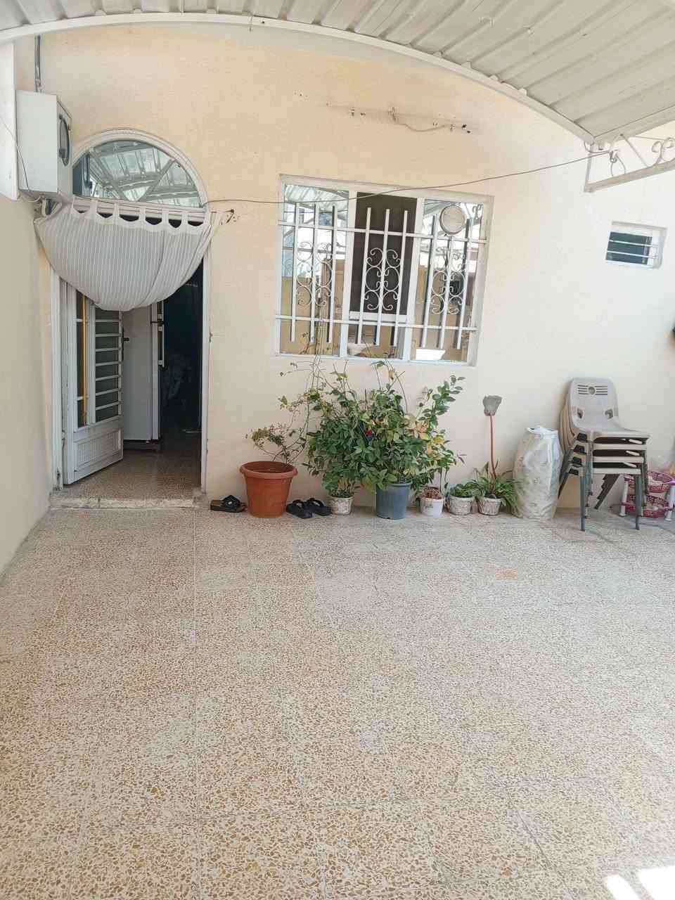 بيت للبيع حي سومر 112خلف السوق قرب مولدة الحديدي مساحة 75متر ركن مطبخ واستقبال وغرف نوم وصحيات خارجية وداخلية المراجعة السعر 65  وبيه مجال اتصال ***********
