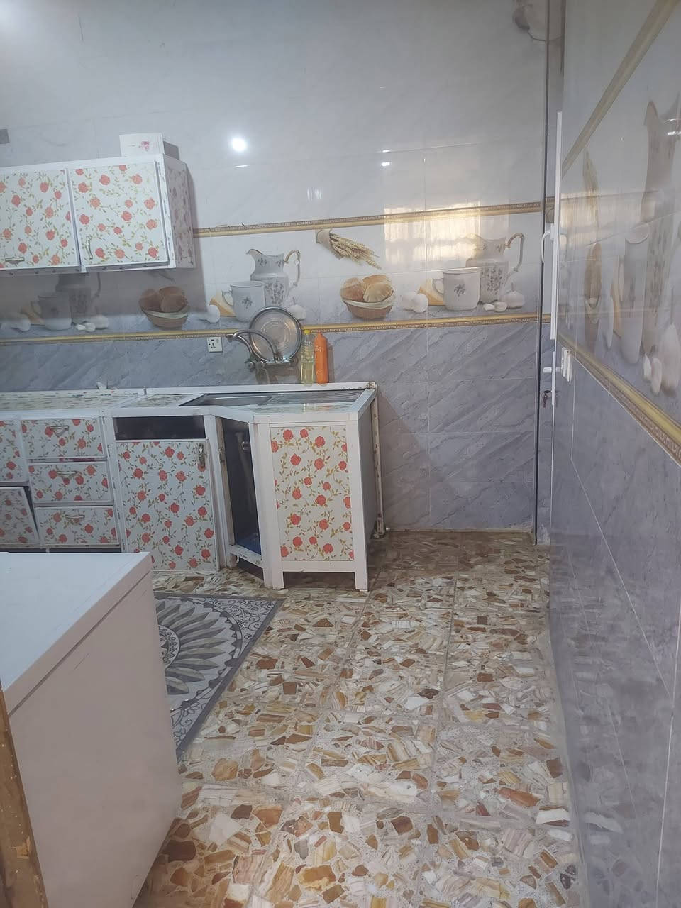 بيت لبيع  صابقين مساحته  ١٢٥ متر في  كربلاء الحسينيه مصطفى خان استقبال٥×٥ وصاله٥×٥  و٣ غرف٥×٥  ومطبخ ٣×٤  صحيات خارجيه وصحيات وداخليه سعره  ٩٠ ***********
