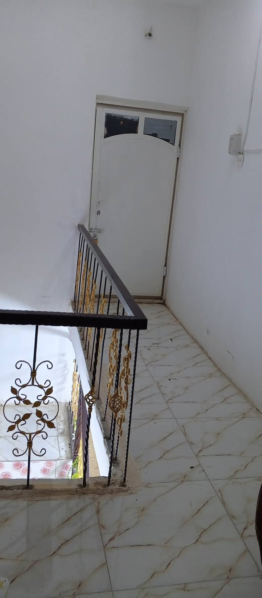 السلام عليكم بيت للبيع ١٠٠متراستقبال وغرفة نوم جوه ومطبخ وصحيات اثنين وغرفة نوم الطابق الثاني وسطح صغير وبيتونه وسطح الفرع عرضه ٧مترماكدامه ابيوت العنوان الغرير جامع الغرير اول فرع على اليسرى الاستفسار ***********

