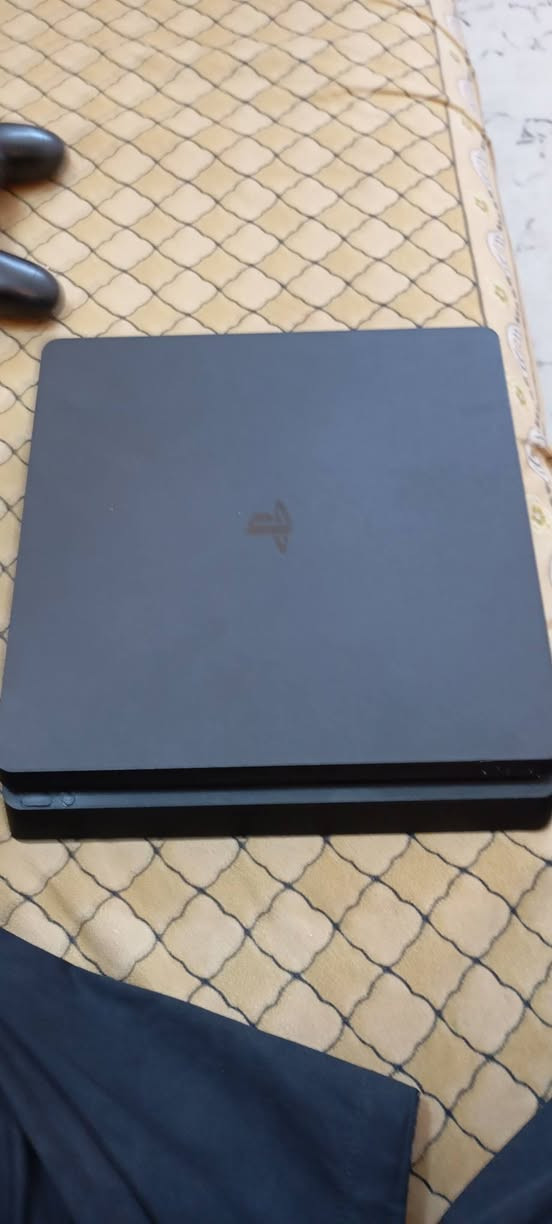 سلام عليكم عندي بلي فور سلم ويا يدات 2 ولوايرات موجوده ويا 3 اقراص وداخل البلي موجود 4 لعبات الجهاز نضيف ممفتوح  سعر البلي 350 عنوان بغداد الحريه رقم***********
