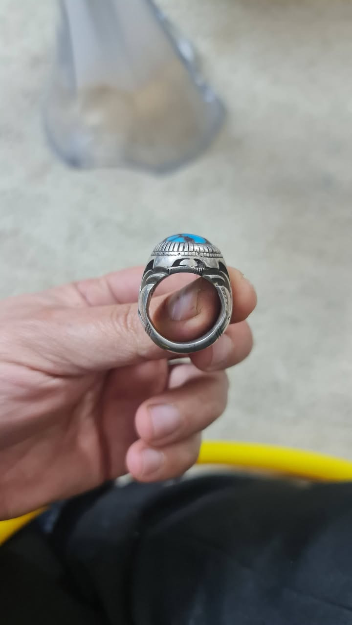 للبيع خاتم فيروزي سينائي اصلي حجم ثقيل ٢٠٠ الف
يوجد توصيل 
*********** واتس
