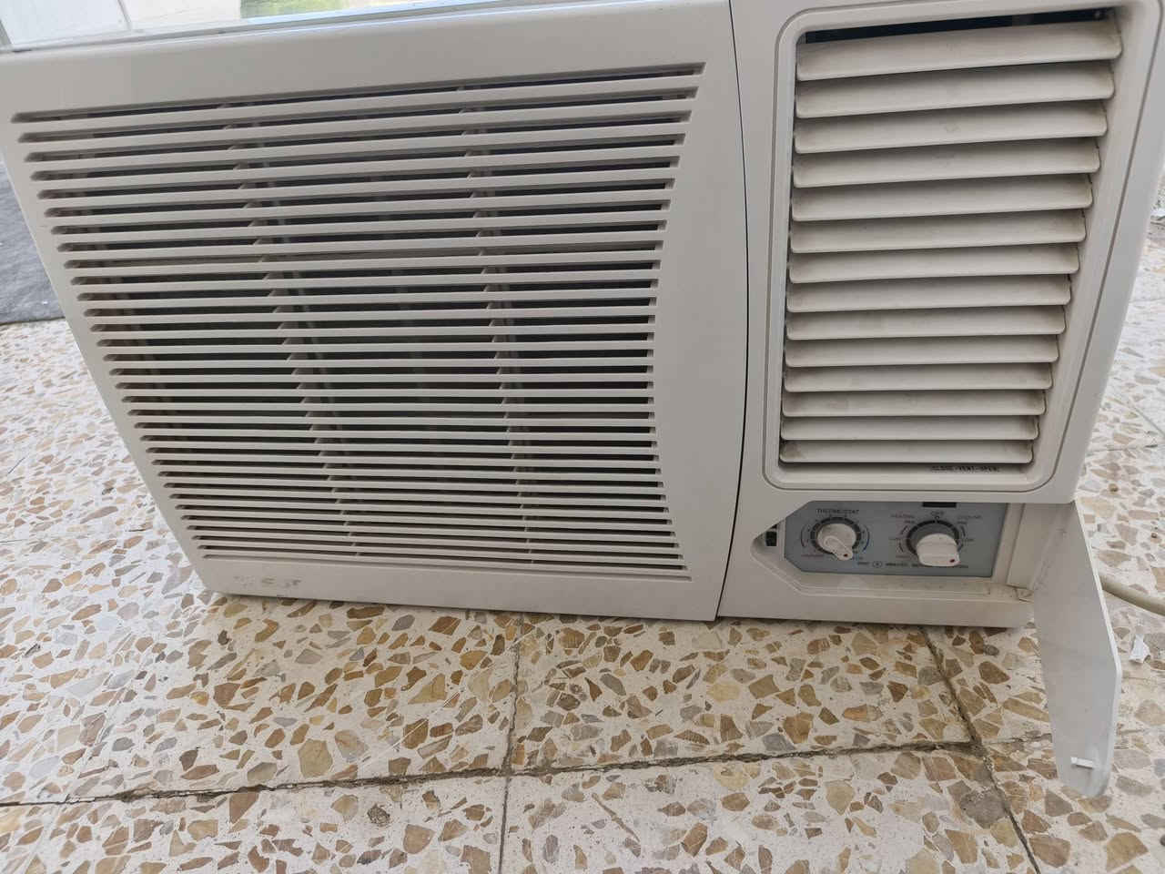 السلام عليكم مكيف طنين للبيع تبريد ثلج جديد سعره 300مكاني رمادي جزيرة بذياب ***********
