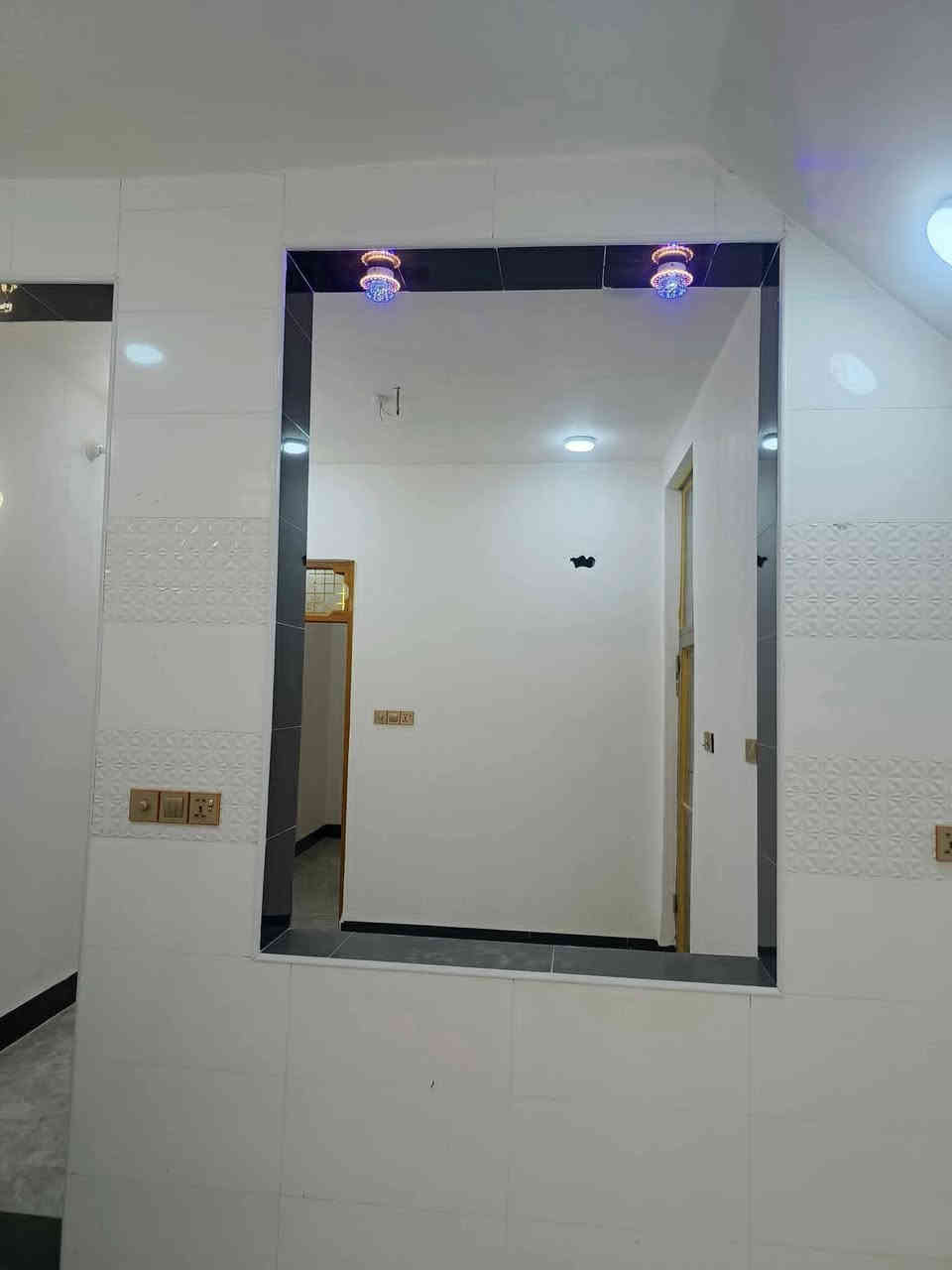 بيت على شارع المطار مقابيل ملحق القريه ماء وكهرباء واتبليط الحد باب بيت طابو زرعي سند 25 بناء طابوك جمهوري صب كونكريت سيراميك بورسلين ثقيل الاستفسار خاص او اتصال على رقم تالي *********** أو تساب
