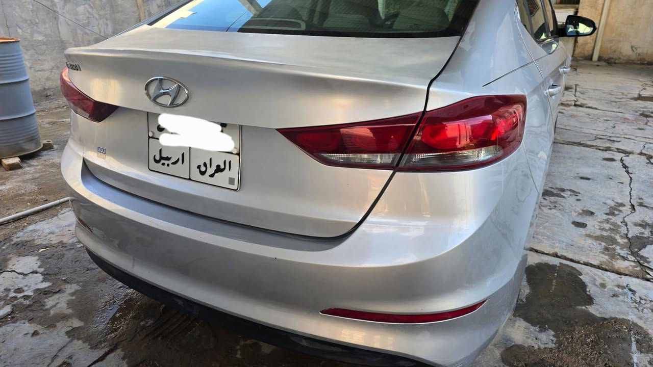 السلام عليكم
النترا ٢٠١٧ وارد امريكي للبيع
رقم اربيل القديم
ويل كب
شاشة
كامرة خلفية
ثلاث انظمة قيادة
محرك ٢٠٠٠ دوش
وباقي المواصفات الاعتيادية.
ضربة السيارة موضحة بالصور
قطعة واحدة تبديل وهي البنيد ويوجد صبغ قليل في الجاملغات اليمين واليسار.
يوجد ايضا ضرر  بسيط في صندوق السيارة موضح بالصور نتيجة التحميل و يوجد جرد بالصندوق حول هذا الضرر.
السنوية منتهية منذ ٢٠٢٣ الشهر الثامن.
عداد السيارة تقريبا ٨٩١٢٥ ميل لحد الان علما انه السيارة ماشية في امريكا ٤٢ الف ميل. يعني ماشية في العراق بحدود ٤٨ الف ميل خلال ٧ سنوات. 
السيارة عند شخص واحد منذ ترقيمها.
السيارة باسم شخص كردي وعندي وكالة من عنده وجاهزة للتحويل ان شاءالله. 
مكان السيارة: حلة / شارع ٤٠
السعر المطلوب: ١٢٥ ورقة وبيها مجال.
موبايل: ***********
