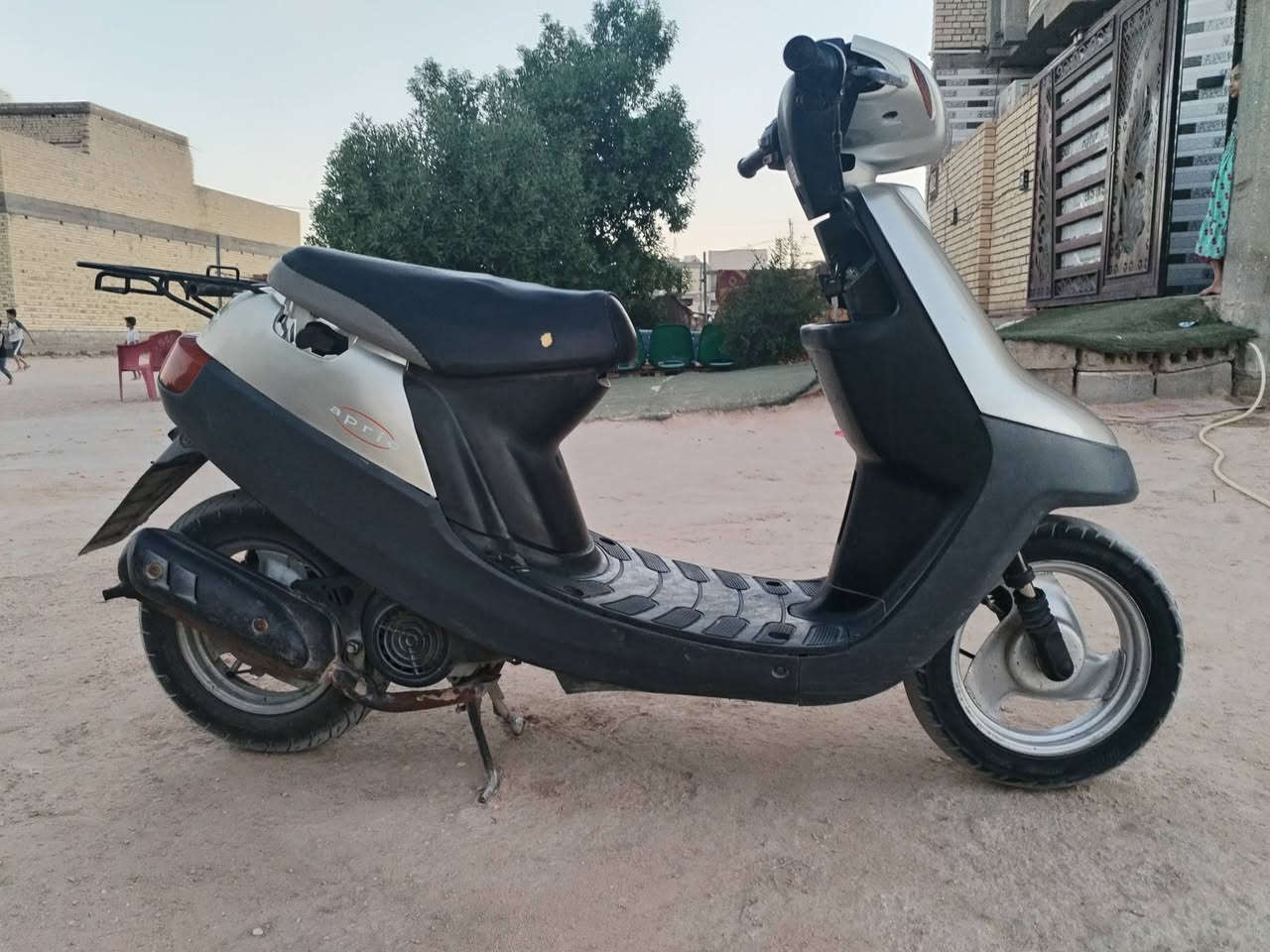 بطه تسعه وتسعين دراجه حاويه برغي مامفتوح بيها كلشي بيها شغال مكاني كربلاء حي السلام سعر ٤٠٠ وبي مجال قليل ***********
