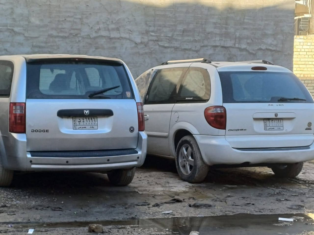 السلام عليكم دوج 2007 فول وجديده تبريد شغال السعر 74
دوج 2008 جاهزه من كلشي بس الحرك بي تبخير فقط تبريد شغال السعر 90 
مكاني بغداد بيع فقط
***********
