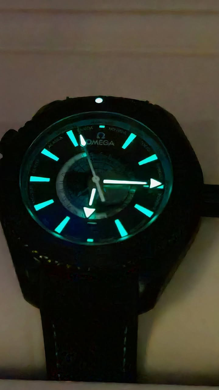إعلان بيع: ساعة Omega Seamaster Planet Ocean "Deep Black" (نسخة احترافية - Super Clone)
​الوصف:
للبيع ساعة أوميغا "ديب بلاك" بمظهر رياضي وفخامة استثنائية. هذه الساعة من فئة الـ Super Clone عالية الجودة، التي صُممت لتعطي تجربة تقارب الأصل في الوزن، الملمس، والتفاصيل الدقيقة.
​القياسات:
​قطر الساعة: 45.5 ملم (قياس مثالي يمنحها حضوراً قوياً وفخماً على المعصم).
​سُمك الهيكل: يتناسب مع تصميم الساعة الاحترافي ليعطي ثباتاً وراحة.
​فكرة عمل الساعة والميناء:
​تصميم احترافي: مستوحاة من ساعات الغوص الاحترافية (Deep Black)، مع هيكل متين يمنحها مظهر الفخامة والقوة.
​صمام هروب الهيليوم: الزر الجانبي التجميلي الموجود عند الساعة العاشرة، والذي يعطي الساعة طابعها الرياضي المميز الخاص بموديلات أوميغا الاحترافية.
​الميناء (Worldtimer): حلقة تضم أسماء مدن عالمية، مع خريطة مركزية بتدرجات لونية تعطي عمقاً بصرياً فخماً.
​فكرة عمل الماكينة:
​نظام مزدوج: تعمل بنظام أوتوماتيكي (حركة المعصم) وتدعم التعبئة اليدوية عن طريق التاج لضمان استمرار العمل.
​احتياطي الطاقة: توفر طاقة تشغيل (خزن) تتراوح بين 36 إلى 40 ساعة عند التعبئة الكاملة.
​أبرز المميزات:
​التصميم: هيكل سيراميك أسود بالكامل، مع حزام مطاطي عالي الجودة وقفل محفور بدقة.
​المكينة: تعتمد على مكينة أوتوماتيكية من فئة الـ Asian Clone التي تحاكي نظام الكاليبر 8800.
​الحالة: جديدة تماماً (لم تُلبس).
​ملاحظة هامة جداً للمشتري:
الساعة من فئة السوبر كلون (Super Clone) المتميزة بشكلها وجودتها العالية، وهي ساعة أوتوماتيكية ميكانيكية بمكينة محاكية للأصلي (ليست أوميغا سويسرية). يرجى العلم أن الساعة مصممة للاستخدام اليومي والأناقة، وهي مقاومة للماء (رذاذ المطر أو غسل اليدين)، ولا ننصح باستخدامها في السباحة أو الغوص الاحترافي للحفاظ على ديمومة المكينة.
السعر خاص يوجد توصيل لجميع المحافظات.


**إذا كنت صاحب هذا الإعلان وتريد حذفه لأي سبب، رجاءا أرسل رسالة إلى الدعم الفني**