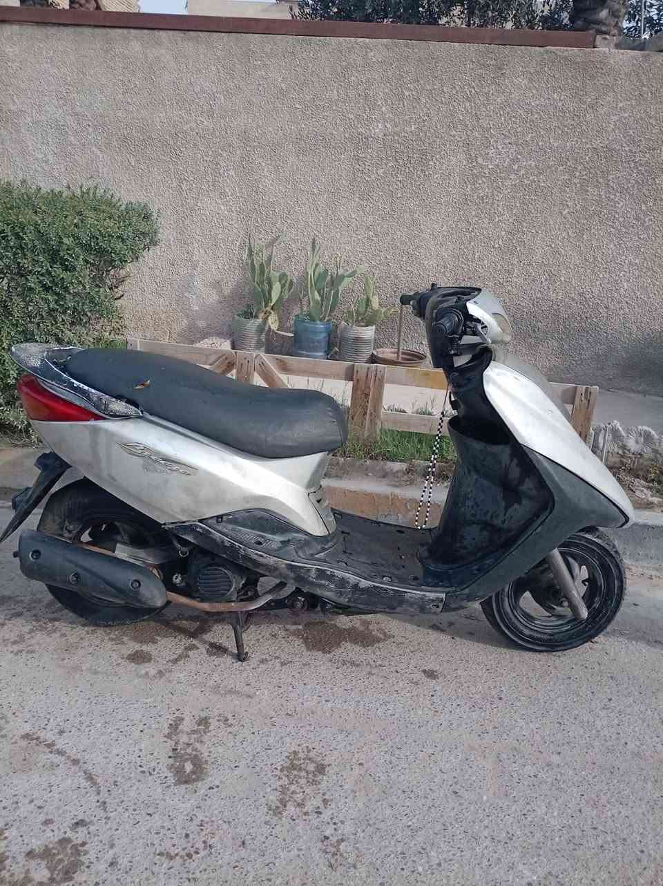 سلام عليكم
دراجه بريز اكزز ياباني للبيع
كابريتر
دراجه كامله كفرات اصليه ختم واحد
شغاله سلف وهندر
نقصهه فقط تاير خلفي وباتري
سعر 350
عنوان بغداد العبيدي
*********** شراي اتصل
