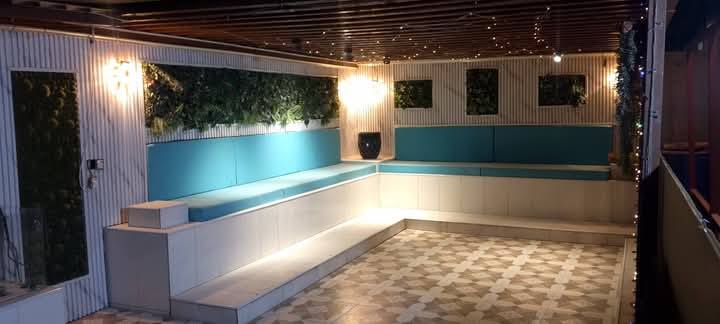 🏠 دار ركن حديثة للبيع - كوت (حي الحكيم الأولى)
فرصة مميزة للسكن الراقي في موقع استراتيجي على شارع "گاله" الرئيسي مباشرة.
📐 تفاصيل المساحة والبناء:
المساحة: 470 متر مربع (ركن).
نوع البناء: طابوق كامل، سقف صب كونكريت.
التشطيب: أرضيات وجدران سيراميك، ديكورات حديثة، السطح "شتايگر".
الحالة: بناء حديث ونظيف جداً (أجمل من الصور).
📋 تقسيم الطوابق:
الطابق الأول:
3 غرف نوم + هول داخلي.
صالة استقبال واسعة.
مطبخ مجهز.
مجموعات صحية كبيرة (داخلية وخارجية).
گراچ واسع + حديقة + جلسة خارجية مميزة.
الطابق الثاني:
3 غرف نوم إضافية.
هول واسع + صحيات.
📍 الموقع والخدمات:
العنوان: واسط - الكوت - حي الحكيم الأولى - شارع گاله الرئيسي (ركن).
نوع العقار: طابو زراعي مرقم.
💰 السعر:
180 مليون دينار عراقي (قابل للتفاوض).
 للاستفسار والتواصل:
***********
***********
