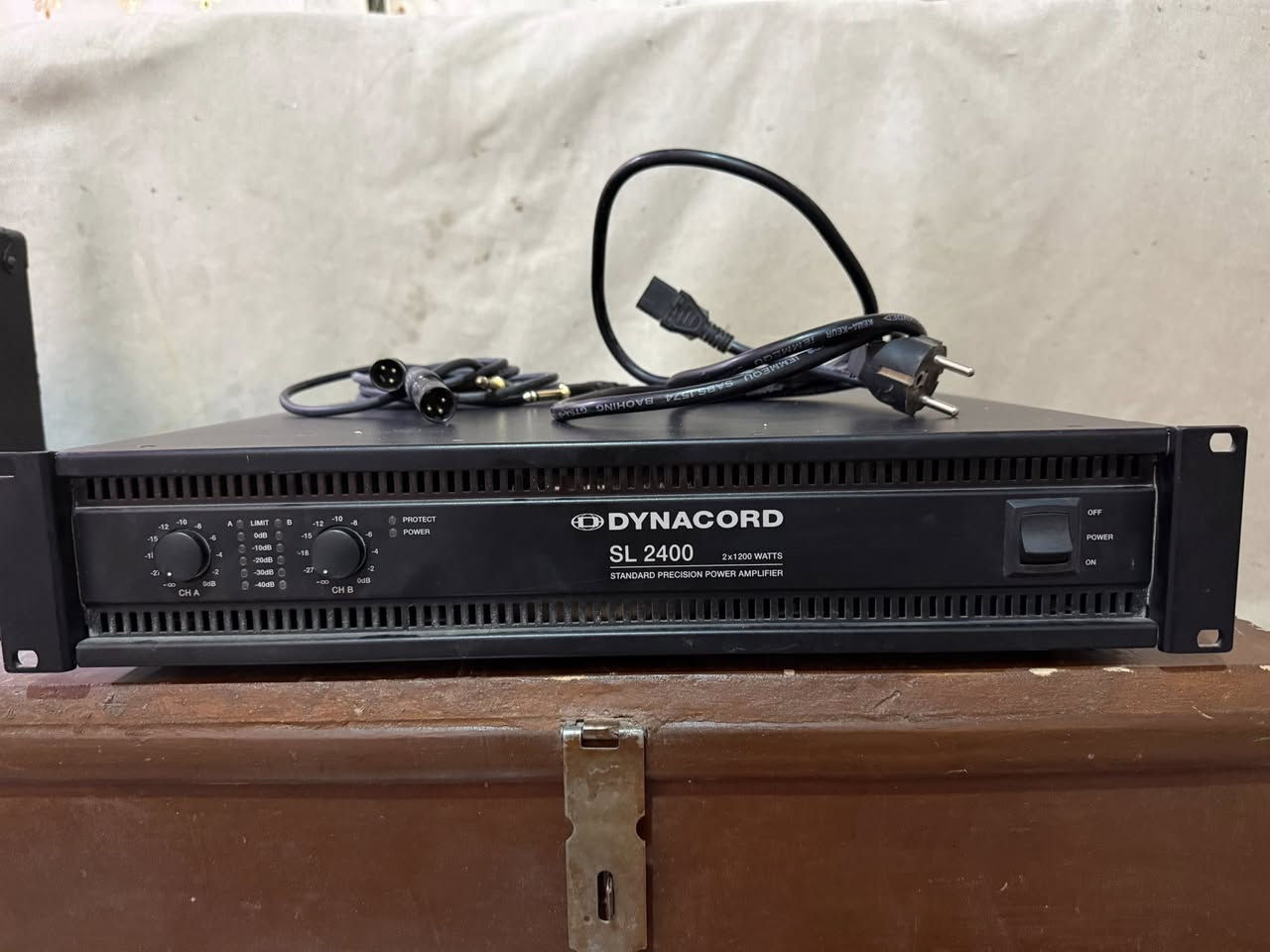 باور ياماها اصلي هذا الجهاز هو مضخم صوت (Amplifier) من نوع Dynacord SL 2400.يتميز الجهاز بقدرة إخراج تبلغ 1200 واط لكل قناة عند مقاومة 4 أوم.يعمل بقدرة 750 واط لكل قناة عند مقاومة 8 أوم.يحتوي على مدخلات ومخرجات من نوع XLR متناظرة ومخارج مكبر صوت (Speaker twist).يبلغ وزن هذا الموديل حوالي 17.7 كجم.سعر خاص رقم شغال مكاني البصره***********
