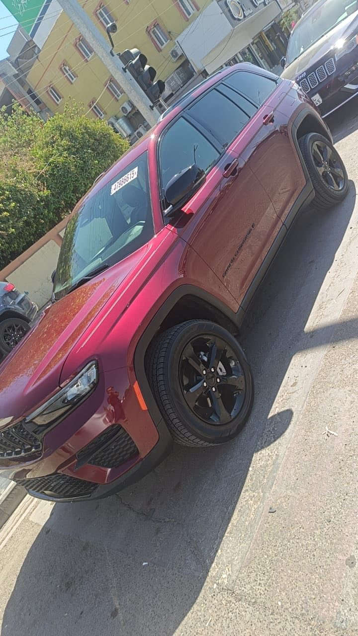 #جيب كراند شيروكي  رقم كاتي**دخول  جديد   تترقم شمالي المحافظات (اربيل - سليمانيه -دهوك ) اخت الكليين 5 راكب المرغوب  **محرك 6 سلندر سيارة  جديدة  جدا شرط دينار ماتصرف عليها 
** سيارة شغالة تشتغل وتمشي من امريكا بدون اي اشارة بالداشبورد
**بدون تبديل اي قطعة **بدون ايرباك **بدون اي دواخل **بدون شاصي ** دعاميات بجم كبس بلاد نهائيا  لاراديتر لامجموعة امامية لا منظومة تبريد لاغاز كلها على حطة الوكاله  ///خشم  البونيد الجزء الامامي  فقط بيها  واضحة الضرر
** سعة المحرك 3600 

  **موديل 2023 دخول جديد نظافة السيارة 💯 على 💯  خالي من الشخوط    ** احلى   لون  مميز
بلاك توپ فتحة بجم كبس سيارة  كل شي بيها بحالة الوكالة ***عداد ماشيه( 12) الف برغي مامفتوح بيها  بدون اي تبديل بدون  اي نقص كل شي بيها كامل  شرط تفحص   فئة  التديوت بلاك توپ🖤🖤🖤لون كرزي برغندي  تصليح ممتاز راجعة بلاد  شبرين حافة خشم  البونيد   مصبوغة على قدر الضرر   بجم كبس  واضحة صور امريكا مرفقه … 
///مواصفات /// 
**فتحة سقف سلايد روف
** دبل بصمه  
**داخل جلد مطعم مخمل 
** رادار امامي
 **بصمة عدد 2 
** بصمة تشغيل عن بعد   ***رادار  نقطة عمياء حساسات
 خلفيه كامرة تحديد مسار   بصمه عدد اثنين   
*** تحديد مسار توقف ذاتي ** لايتات LED زينون  
** ستيرن هيتر 
*** كير ناقل حركة رياضي بالمقود 
 ***شاشة دجتال 
***ويل ريشه اسود  مواصفات الالتديوت  معروفه بعد .عنوان السيارة كركوك //سعر السيارة338$$  
رقم ***********
