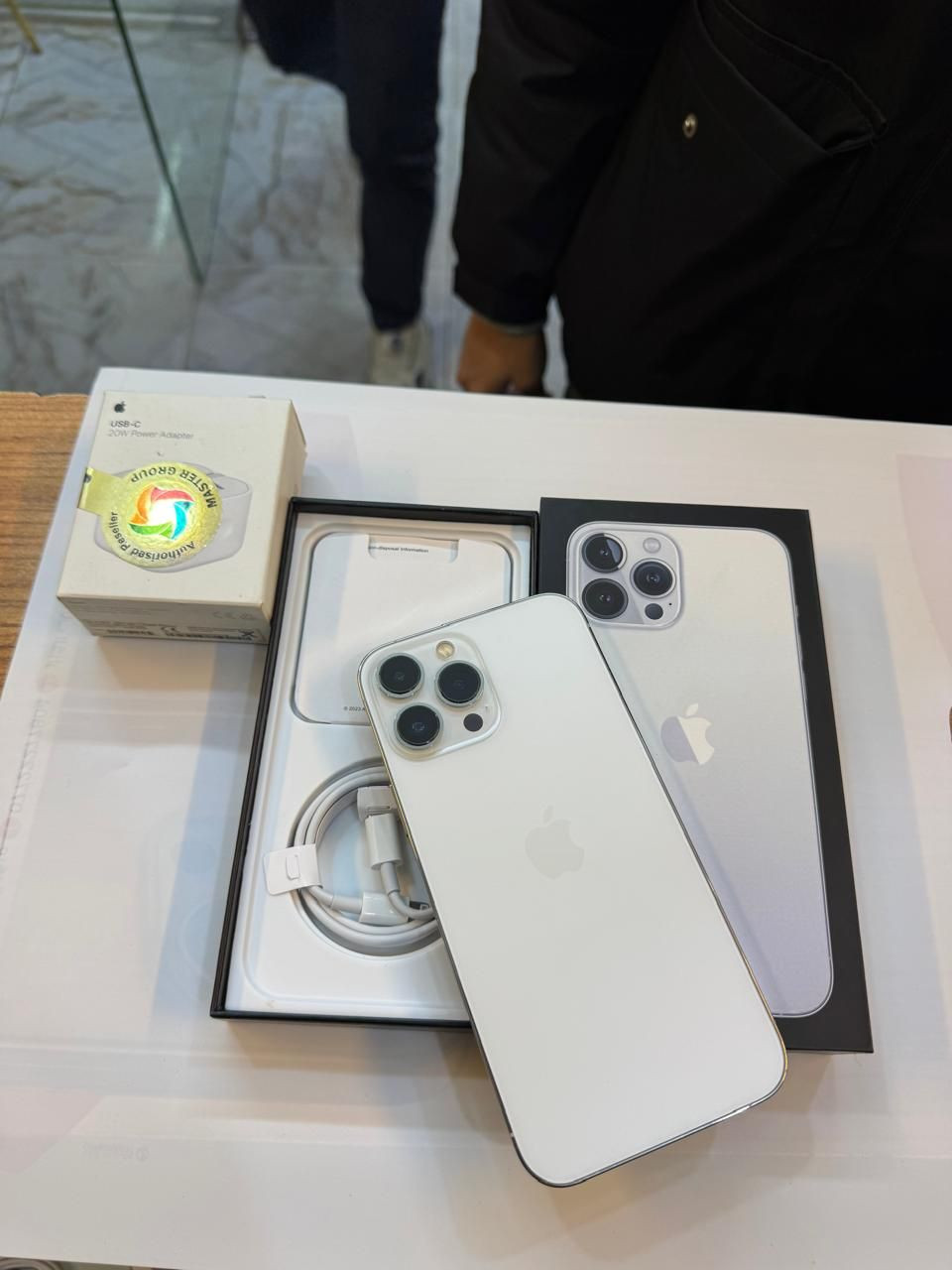 ايفون 13 برو ماكس 256 ذاكرة 
بطارية 95‎%‎
نضافة 100‎%‎
كامل ملحقات الاصلية شركة ماستر اصلي وبيه ضمان
الجهاز شرق اوسط 
 شرط الفحص 
استخدام قليل
السعر مناسب
***********
العنوان القطاع شارع السوك مجاور عوينات الكرار 
مركز الشمس
