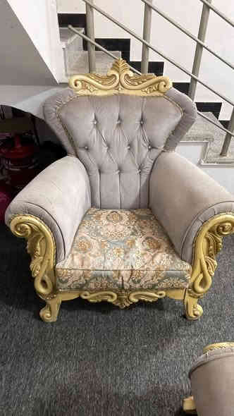 تخم ملكي نضيف 10 نفرات 6 قطع 4 كراسي وقنفتين ثلاثيات السعر 325 المكان مجمع الاميرات لاتصال *********** النجف
