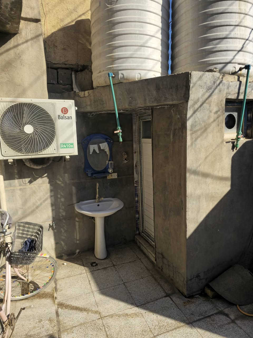 السلام عليكم من رخصت الأدمن بيت للبيع مساحة ١٢٠ م الواجها ٦ ونزال ٢٠ الكرغوليه مقابيل شارع ملاين يحتوي على استقبال وصاله وغرفة نوم مع حمام داخل الغرفه وحمام في الصاله الطابق الثاني غرفتين نوم مع حمام السعر ١١٠ الاستفسار ***********
