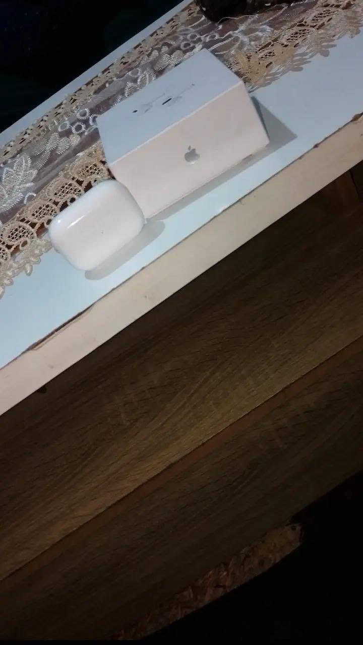 سماعات اير بود ايفون للبيع بسعر ممتاز
 
المواصفات التقنية الرئيسية المعالج: شريحة Apple H2 في السماعات (لتحسين الصوت والعزل)، وشريحة U1 في علبة الشحن (للتتبع الدقيق).البطارية: تصل إلى 6 ساعات من الاستماع بشحنة واحدة (مع تشغيل العزل)، وتصل إلى 30 ساعة إجمالاً مع علبة الشحن.منفذ الشحن: تتوفر بإصدارين، إما منفذ USB-C الحديث أو منفذ Lightning القديم.مقاومة الماء والغبار: معيار IPX4 للسماعات والعلبة (مقاومة للعرق ورذاذ الماء).الاتصال: تقنية Bluetooth 5.3 لضمان اتصال سريع ومستقر.قطع الأذن (الرؤوس): تأتي مع 4 أزواج من القطع السيليكونية بمقاسات مختلفة (XS, S, M, L).✨ أبرز الميزات والتقنياتعزل ضوضاء مضاعف: تقدم ميزة إلغاء الضجيج النشط (ANC) كفاءة أعلى بمرتين مقارنة بالجيل الأول.الصوت التكيفي (Adaptive Audio): يدمج تلقائياً بين وضع "شفافية الصوت" و"عزل الضوضاء" بناءً على البيئة المحيطة بك.إدراك المحادثة (Conversation Awareness): خفض صوت الموسيقى تلقائياً وتضخيم أصوات الأشخاص أمامك بمجرد أن تبدأ في التحدث.التحكم باللمس (Touch Control): إمكانية رفع وخفض مستوى الصوت مباشرة عن طريق سحب إصبعك للأعلى أو الأسفل على جذع السماعة.علبة شحن ذكية: تحتوي العلبة على مكبر صوت مدمج يصدر أصواتاً لمساعدتك في العثور عليها عبر تطبيق (Find My)، بالإضافة إلى تجويف لتعليق حبل (Lanyard).الصوت المخصّص ثلاثي الأبعاد: ميزة التتبع الديناميكي للرأس لتوفر لك تجربة 
صوت محيطي تشبه السينما.
 

للتواصل ع رقم او واتس اب 0781187337


**إذا كنت صاحب هذا الإعلان وتريد حذفه لأي سبب، رجاءا أرسل رسالة إلى الدعم الفني**