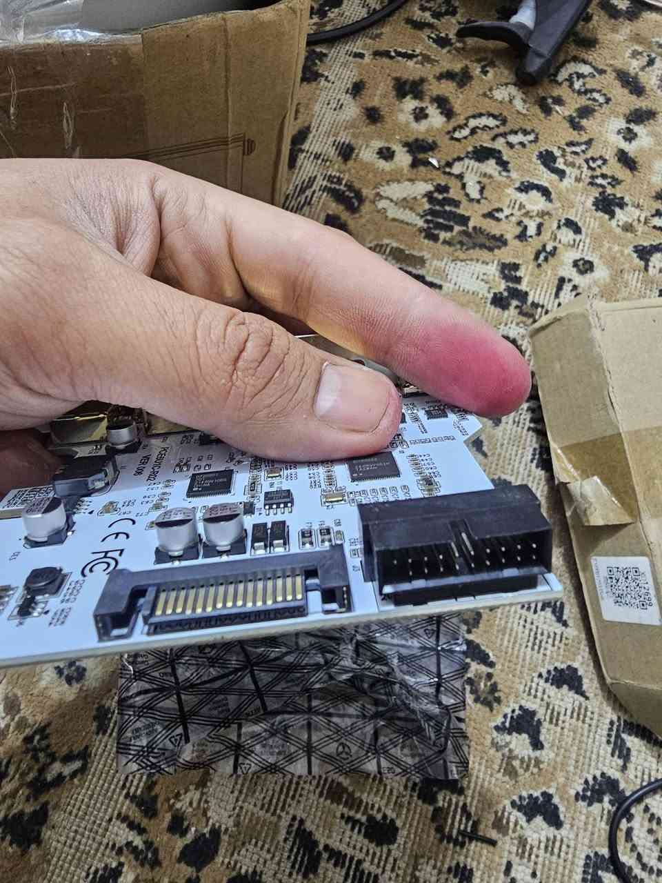 تصميم موصل قابل للعكس/من النوع C (يُوصل من كلا الاتجاهين) يسمح لك بتوصيل الكابل بسهولة بأي اتجاه. يدعم ما يصل إلى 7 أجهزة USB 3.0: منفذ USB C واحد + 4 منافذ USB A، موزع بخمسة منافذ، وموصل داخلي ذو 20 سنًا لإضافة منفذي USB 3.0 آخرين.
4 موصلات USB 3.0 Type-C أنثى خارجية.
يدعم توصيل أجهزة USB 3.0/2.0/1.1 المتعددة في وقت واحد.
يتوفر موصل ذكر 20P للوحة الأم لتوصيل منفذي USB 3.0 إضافيين.
يتوفر موصل طاقة لبعض الأجهزة الطرفية ذات الاستهلاك العالي للتيار أو لثلاثة أجهزة في نفس الوقت
20الف مع التوصيل


**إذا كنت صاحب هذا الإعلان وتريد حذفه لأي سبب، رجاءا أرسل رسالة إلى الدعم الفني**