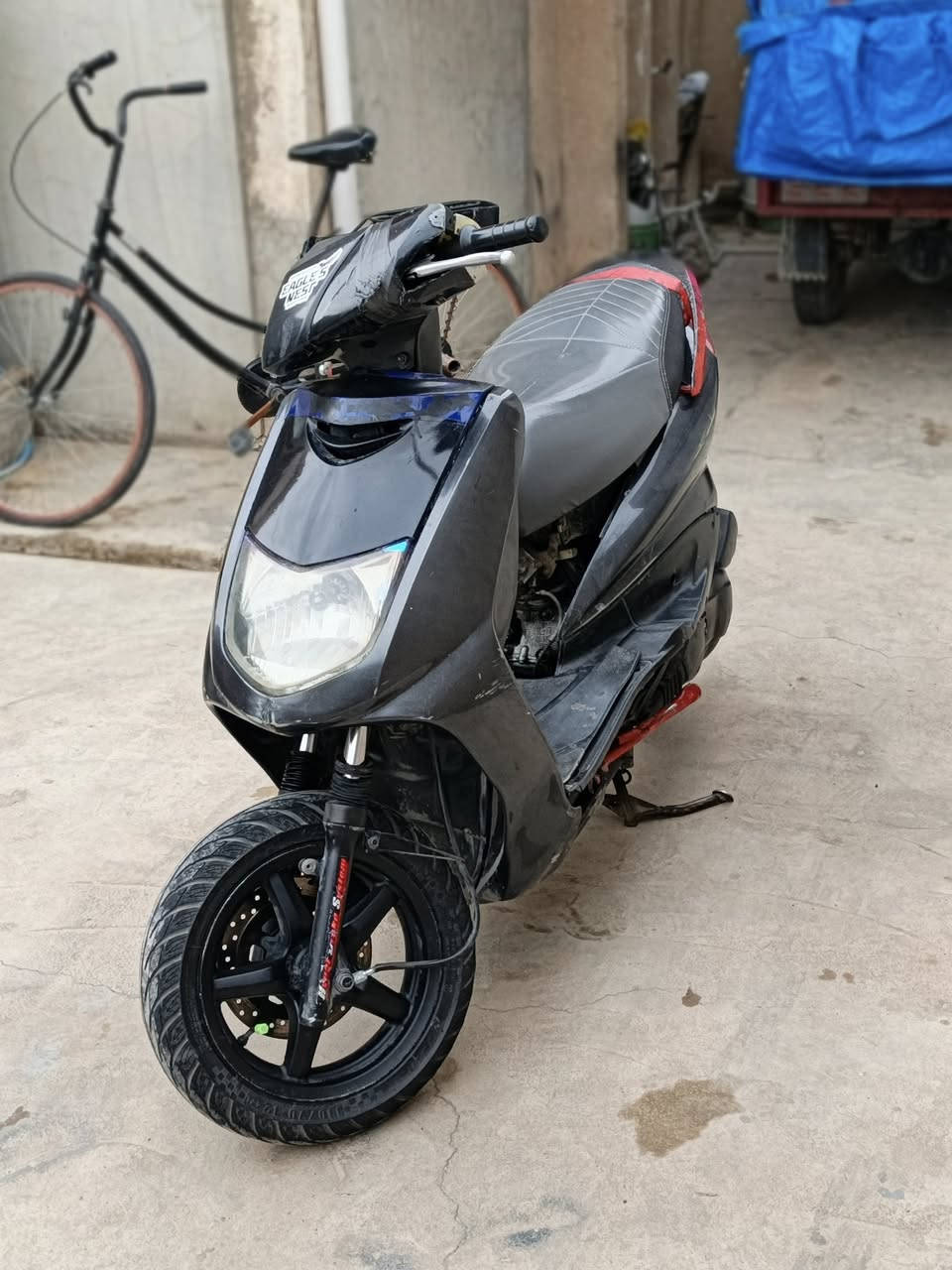 سلام عليكم دراجه سكنس للبيع أو المراوس  
دراجه مجفت جديد معدل فول لايت زينون كلج رياضي صالنصه رياضي سعر 250 وبيها مجال مكان قادسيه ثانيه 🥰📞***********
