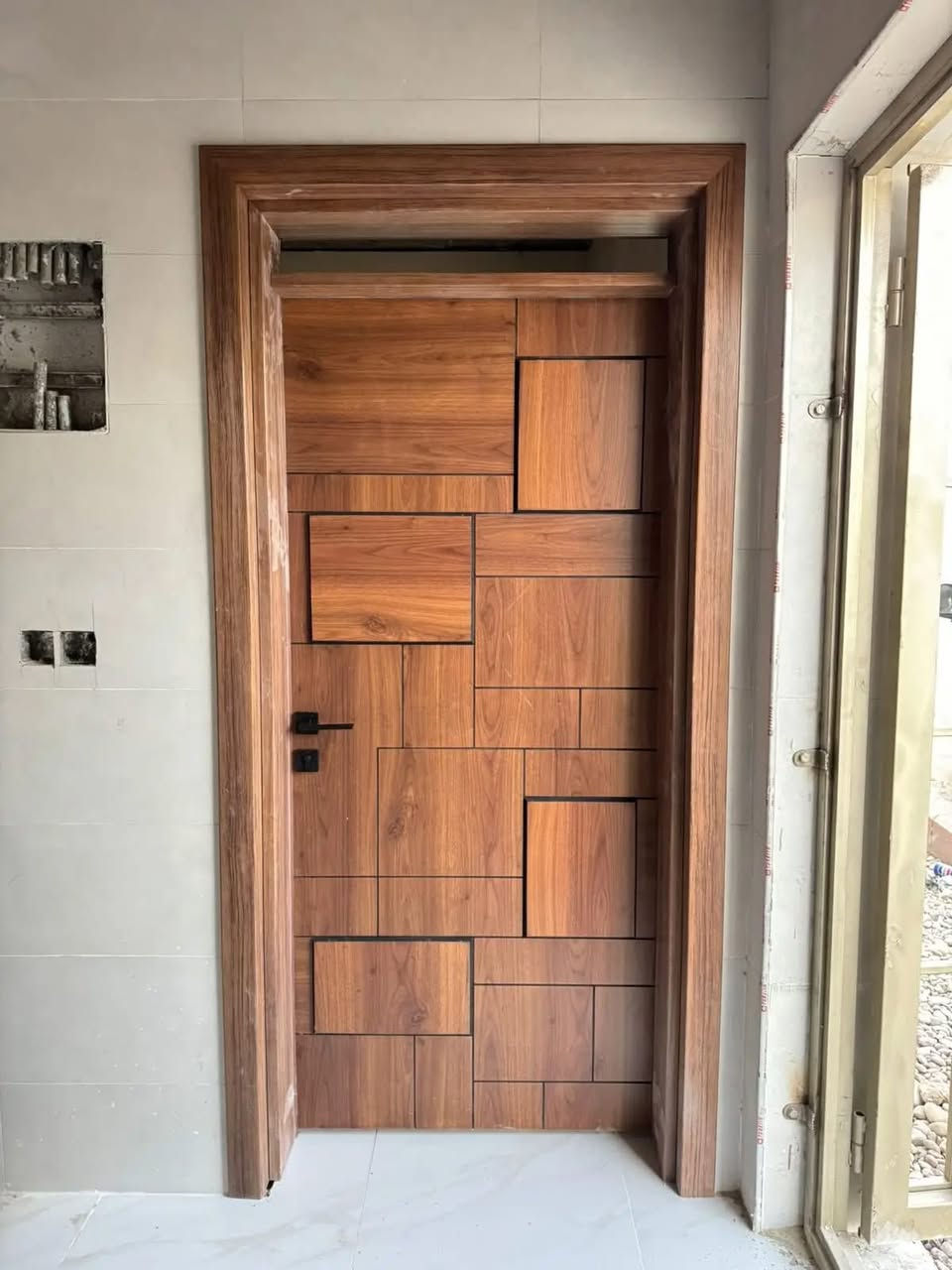 لأصحاب الذوق الرفيع، نقدملكم أرقى موديلات الأبواب بنظام التقطيعات الهندسية (Modern Style). تصميم يجمع بين بساطة الحداثة وفخامة الخشب الطبيعي
• دقة التنفيذ: نقشات CNC احترافية تعطي مظهر ثلاثي الأبعاد وعمق جمالي للمكان.
المواصفات
1-عازل للصوت 
2-ومقاوم للماء والرطوبه 
3-يعمل بنظام الربلات حيث يمنع الاتربه
4-مقاوم للخدوش والصدمات
5- يصلح للصحيات والحمامات 

الضمان على الابواب لمده ٥ سنوات  
…………………………………………….
للتواصل 
………………..📞
***********
***********
