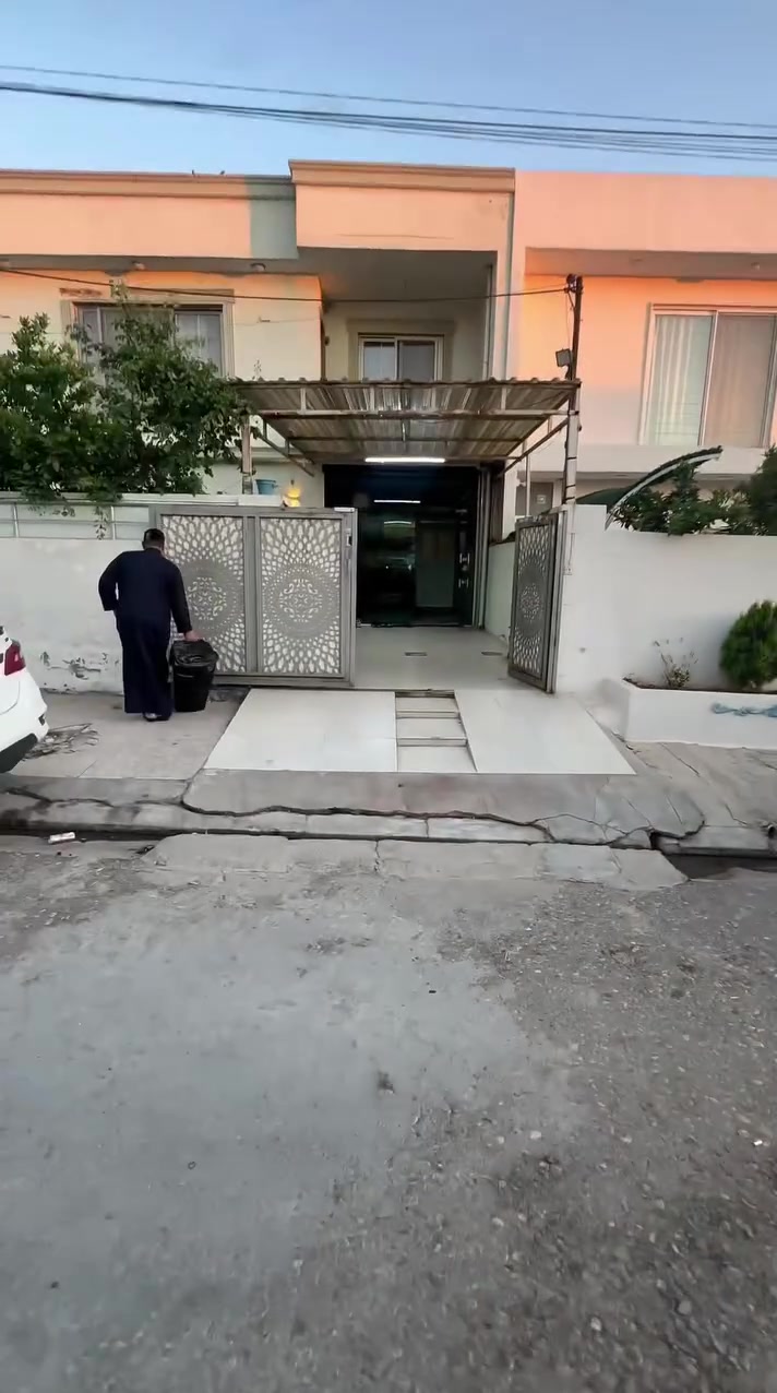 بيت طابقين للبيع 
موقع _اربيل ، لاوان ستى
المساحة - ٢٠٠ م
يحتوى على 
استقبال 
٣ غرفة نوم 
مطبخ حار و بارد
٢ صحيات 
موقع كلش زينة قريب مسجد و مدرسة
للاستفسار اتصل علي رقم
***********
واتس اب
