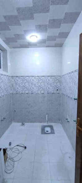 بيت طابقين للايجار بناء جديد
_ 5 غرف نوم 
_ ديوان 
_استقبال 
_كندور كبير
_حمامات داخليه طابق اول وثاني(غربي+شرقي) 
_مطبخ خارجي 
كراج 
_حمامات خارجيه
البيت جاهز من كلشي ونظيف  
_العنوان الرمادي الحوز قرب جامع بر الوالدين
مساحته تقريبا 300 او اكثر
ايجارة 750 وبي مجال 
للاستفسار الاتصال على الرقم ***********
