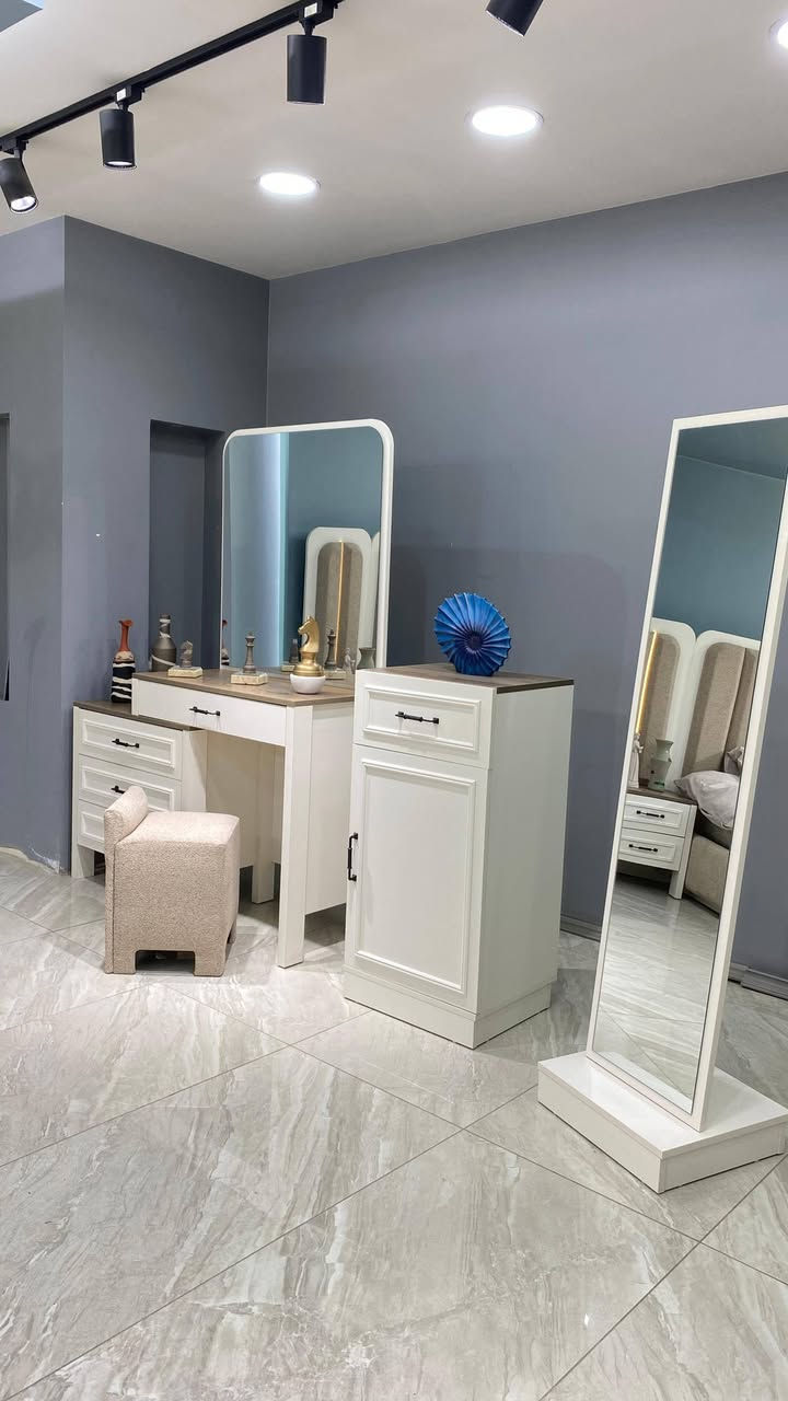 غرفة نوم  تركي درجه اولى بسعر مناسب جداً الكميه محدوده 
تسع قطّع 

سرير خزان 
برغي جوي حديد 🔩🔧

قياسات الكنتور 270*230*52

دولاب أضافي 90*230*52

ميز تواليت 130*180

كومدي 50

ارتفاع السرير 150


**إذا كنت صاحب هذا الإعلان وتريد حذفه لأي سبب، رجاءا أرسل رسالة إلى الدعم الفني**